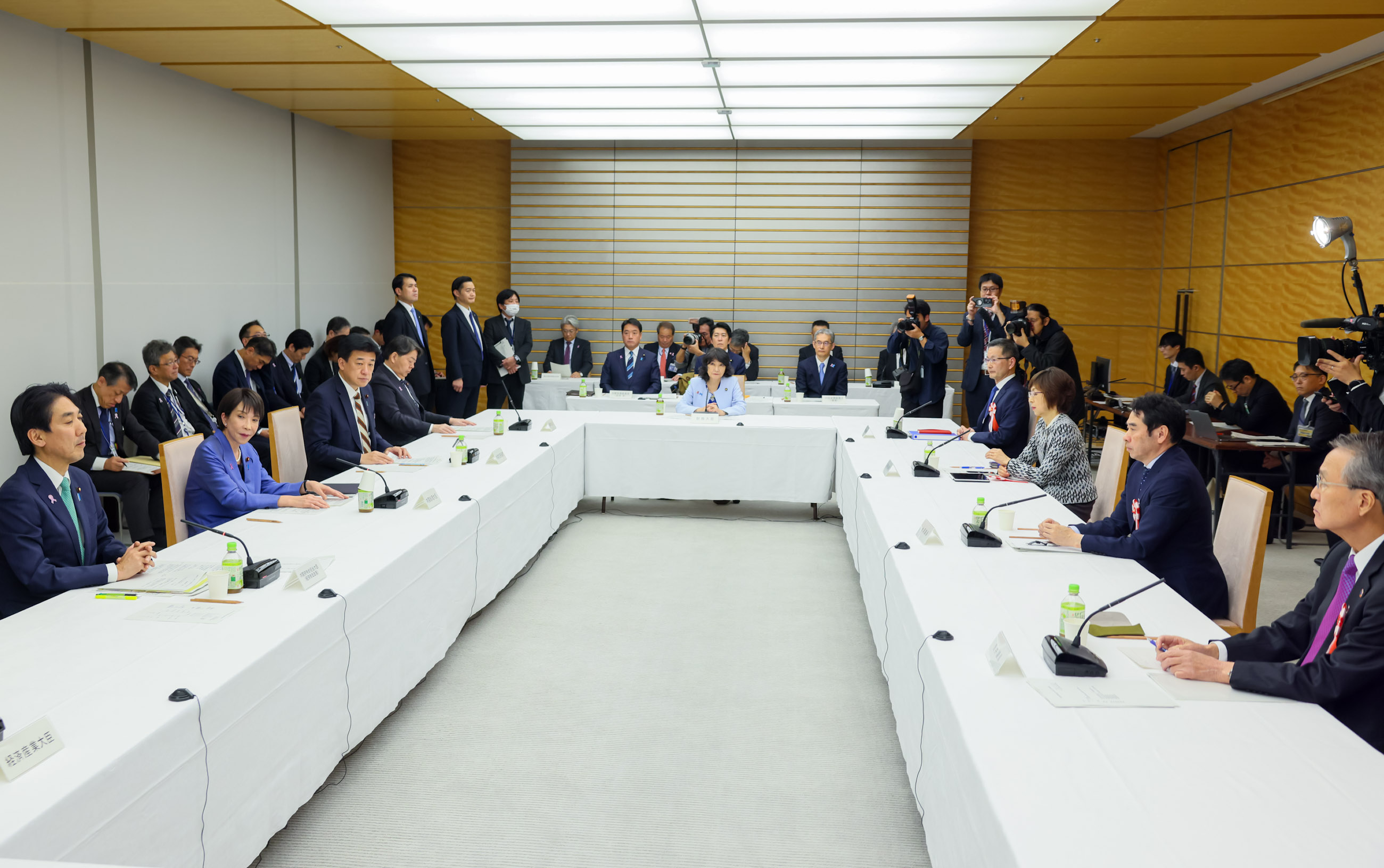 Prime Minister Takaichi wrapping up the meeting (7)