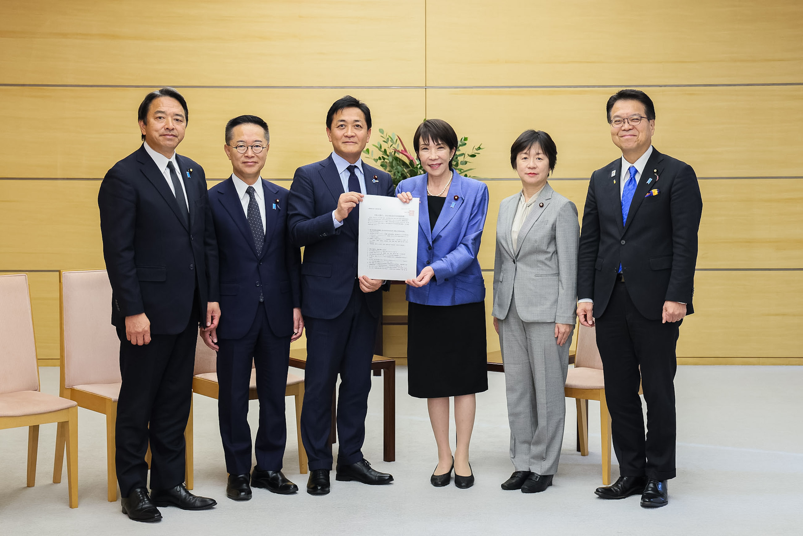 Prime Minister Takaichi receiving a proposal (2)