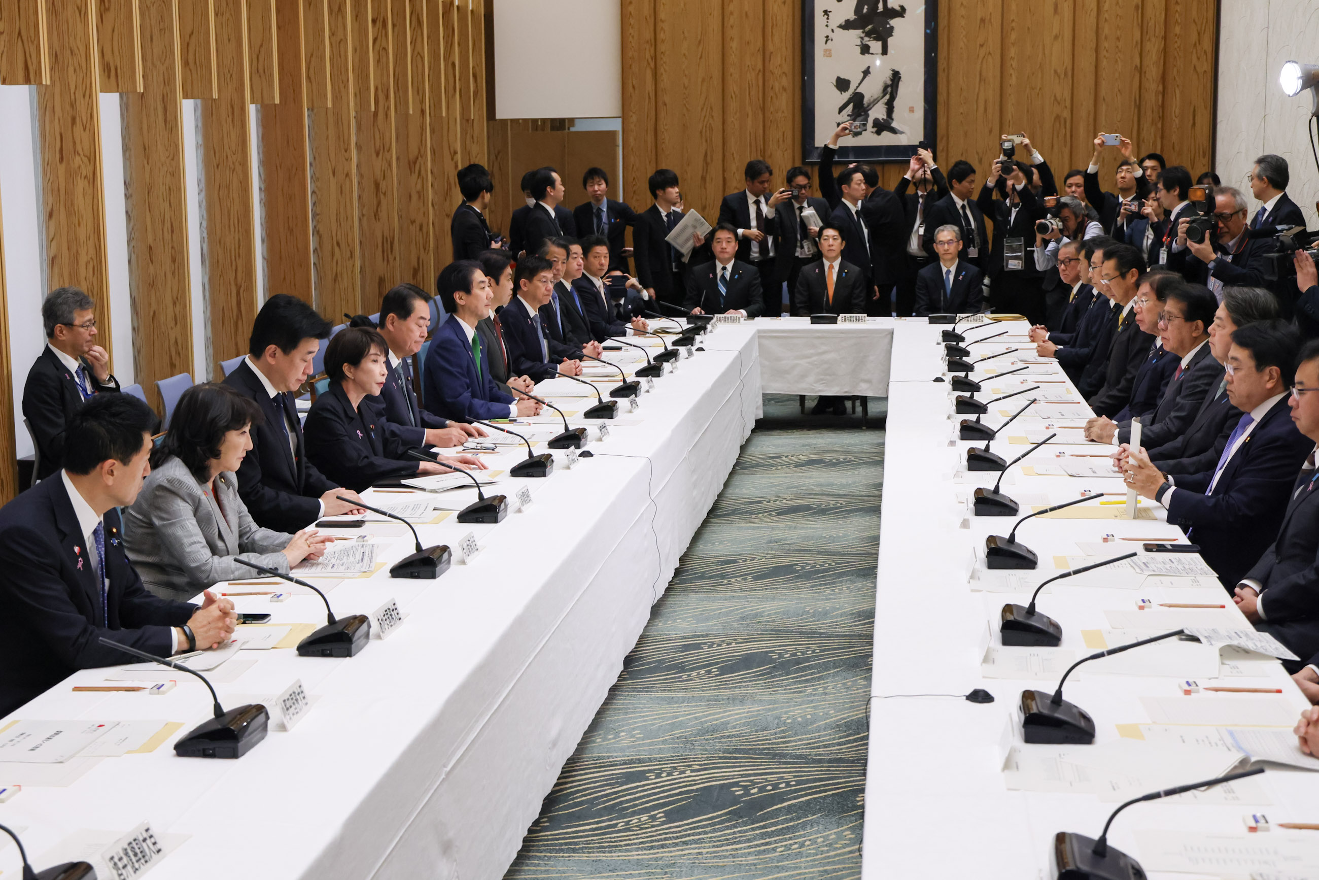 Prime Minister Takaichi wrapping up the meeting (2)