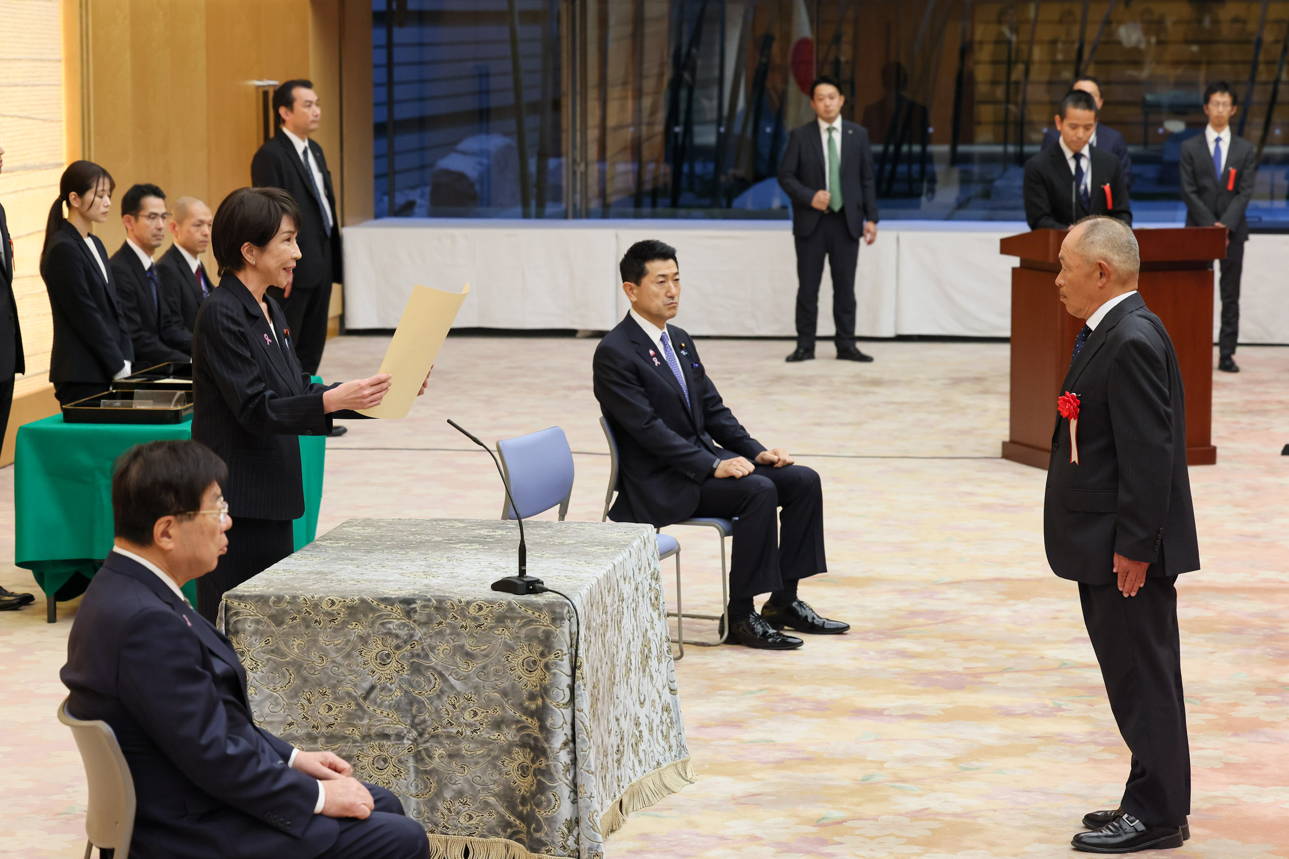 Prime Minister Takaichi presenting a certificate of award (2)