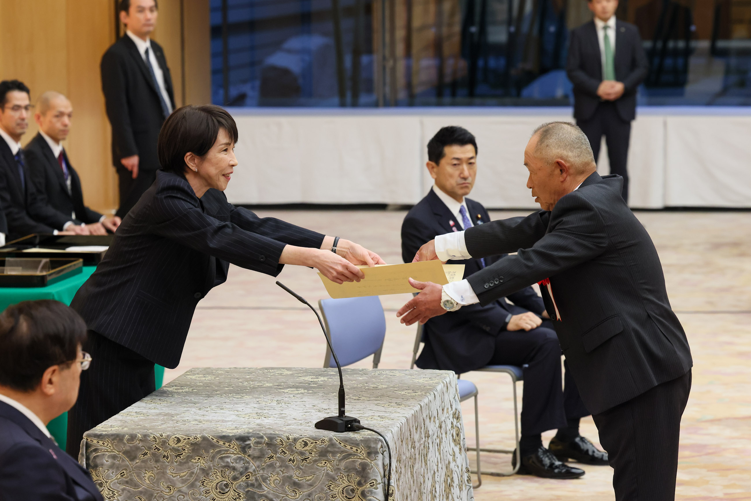 Prime Minister Takaichi presenting a certificate of award (3)