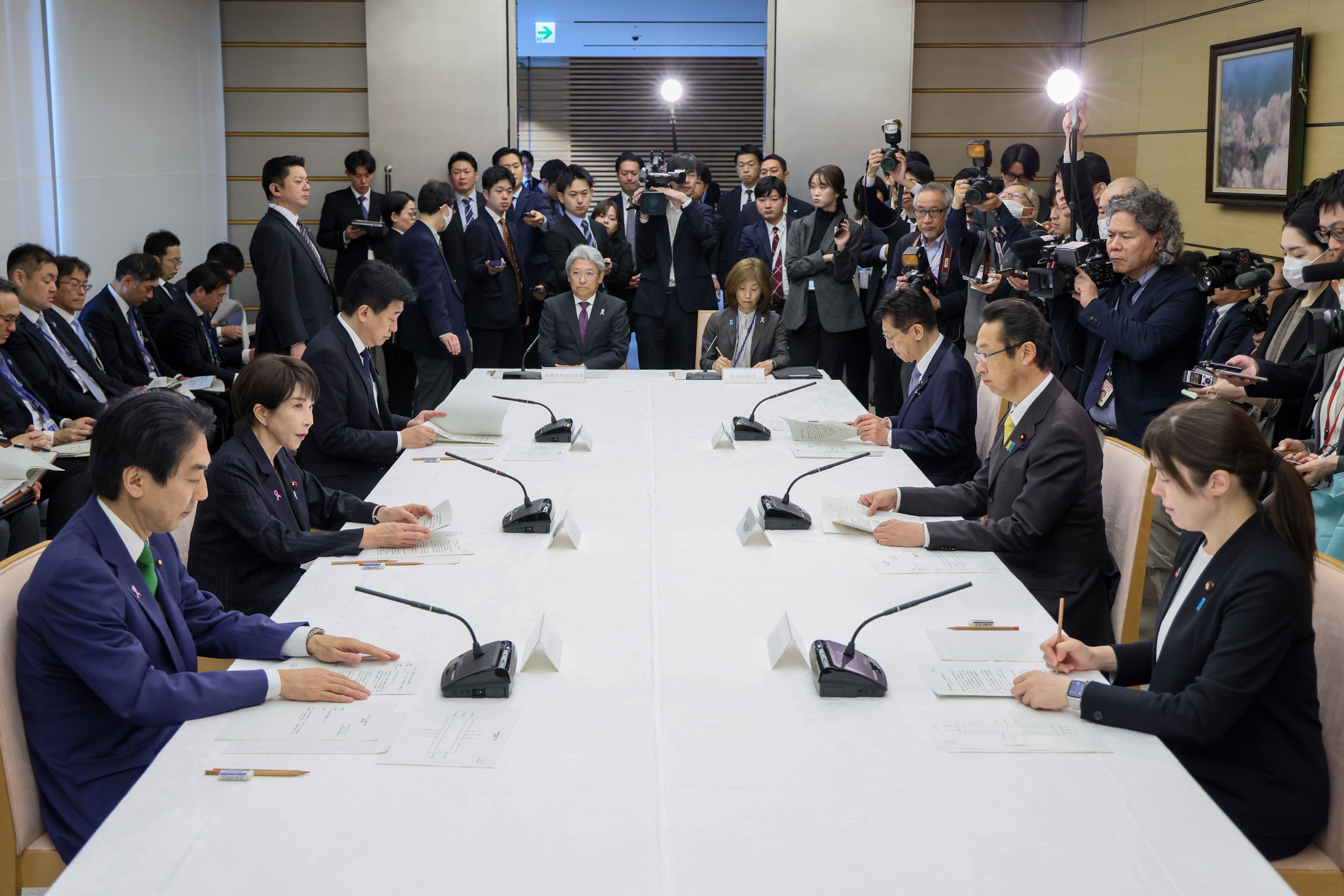 Prime Minister Takaichi wrapping up the meeting (2)