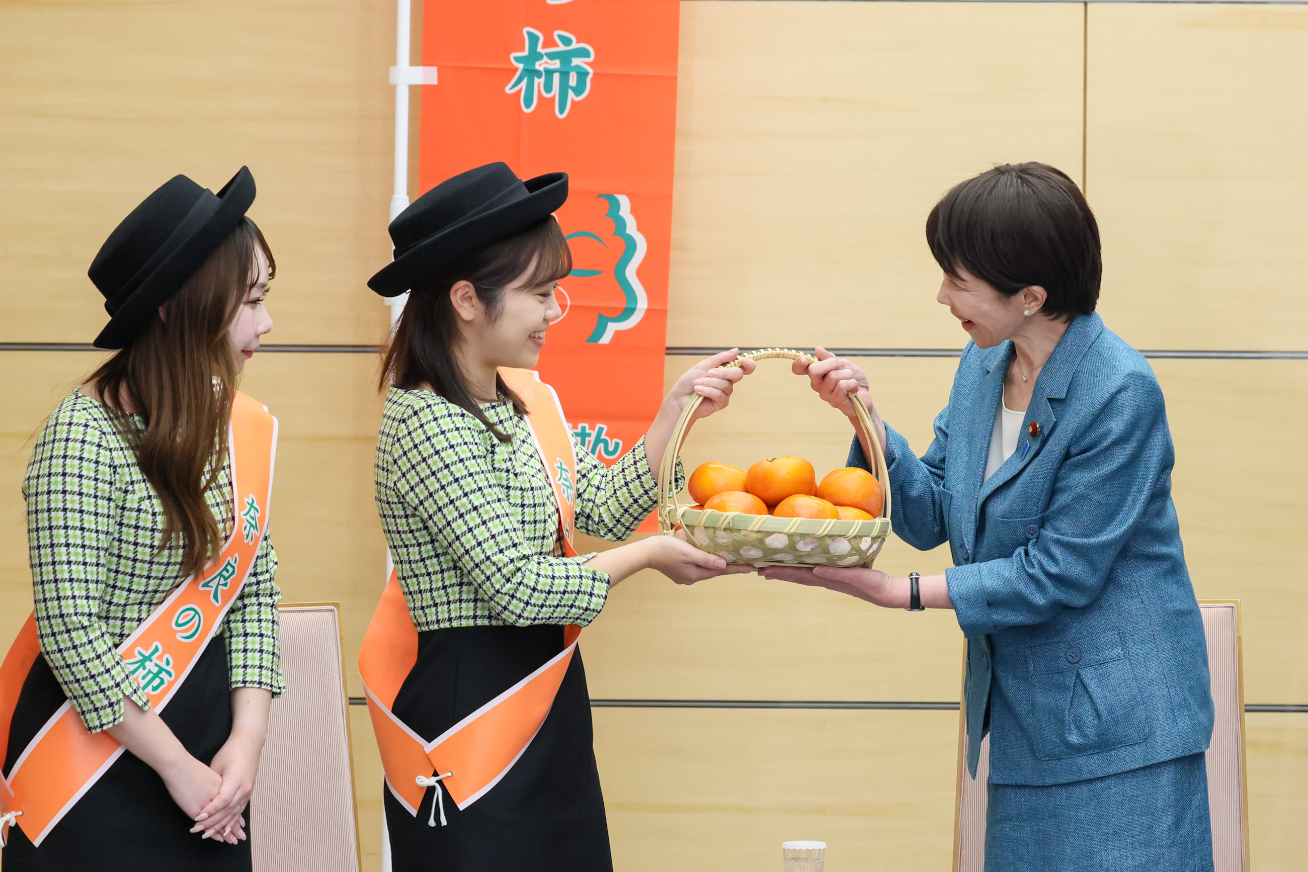 Prime Minister Takaichi receiving Nara persimmons (2)