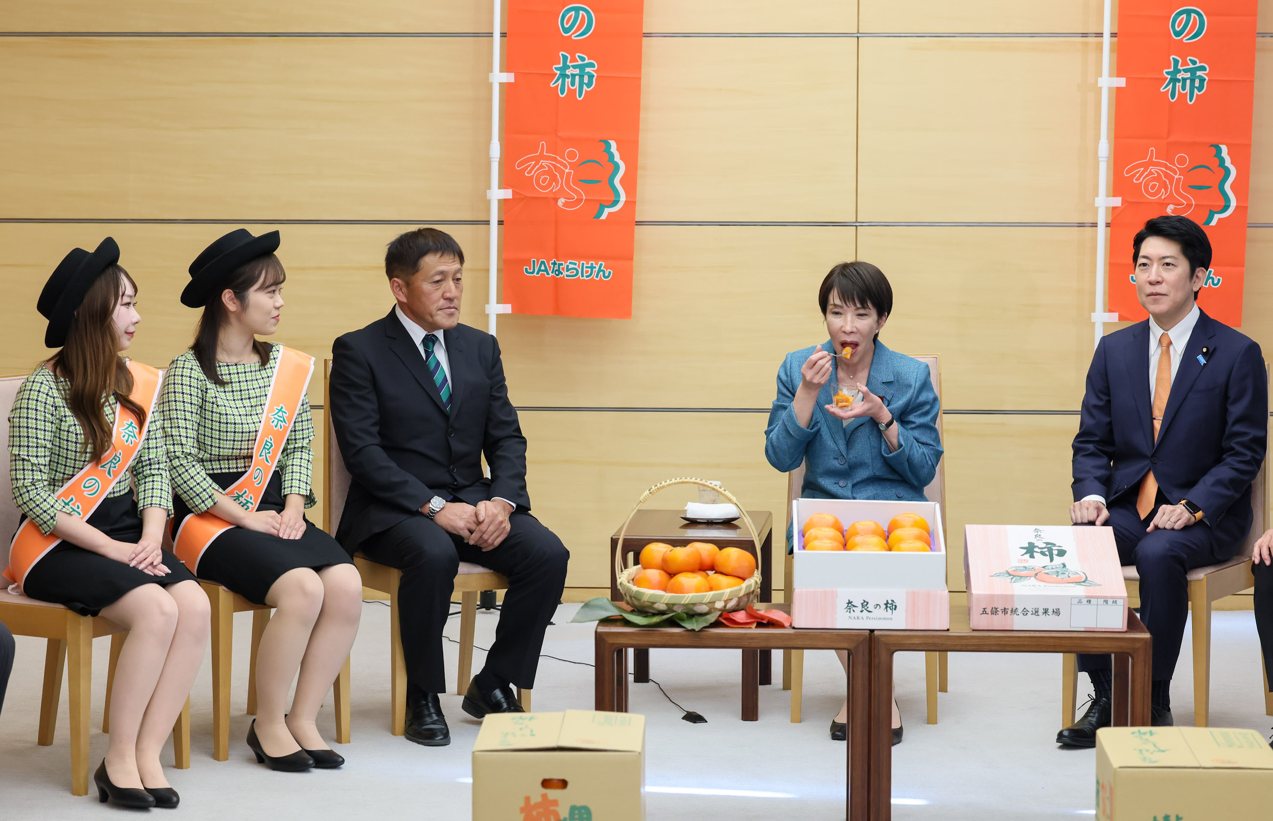 Prime Minister Takaichi receiving Nara persimmons (3)