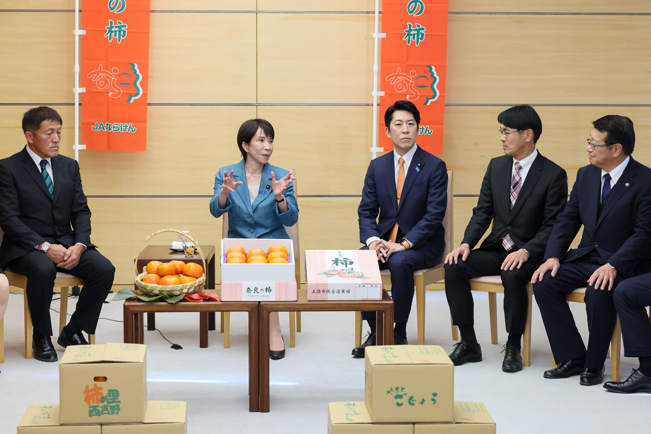 Prime Minister Takaichi receiving Nara persimmons (4)