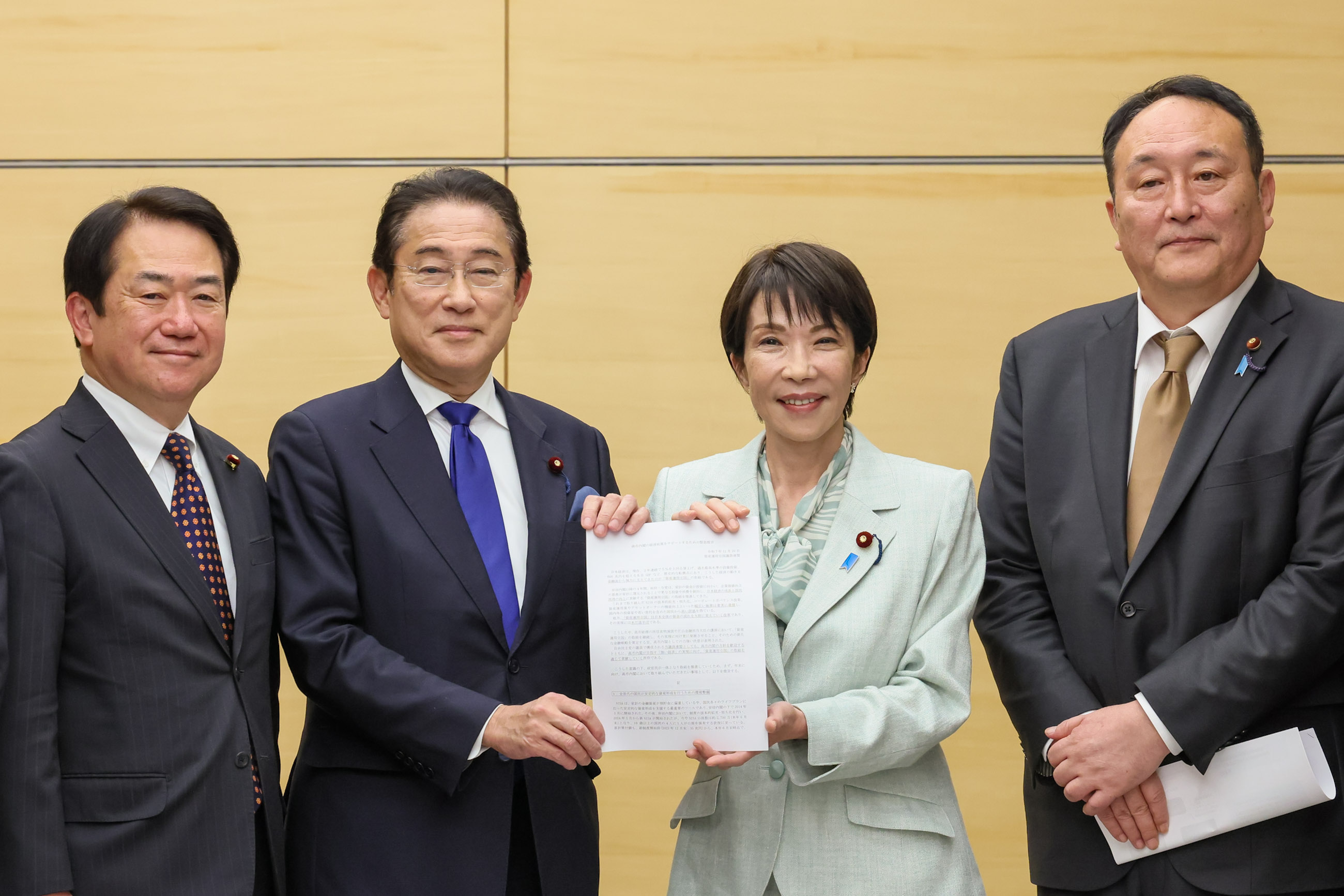 Prime Minister Takaichi receiving a proposal (2)
