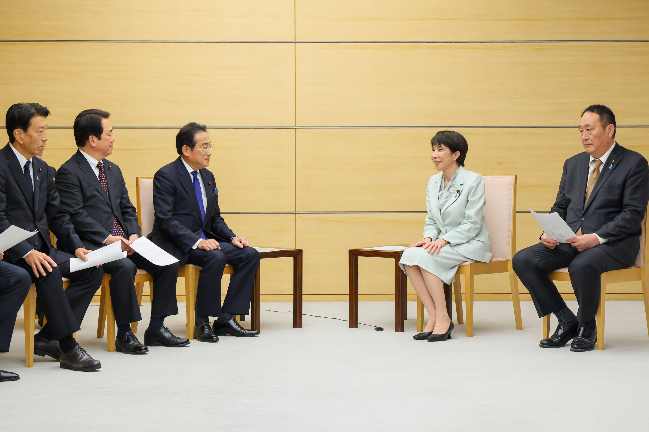 Prime Minister Takaichi receiving a proposal (3)