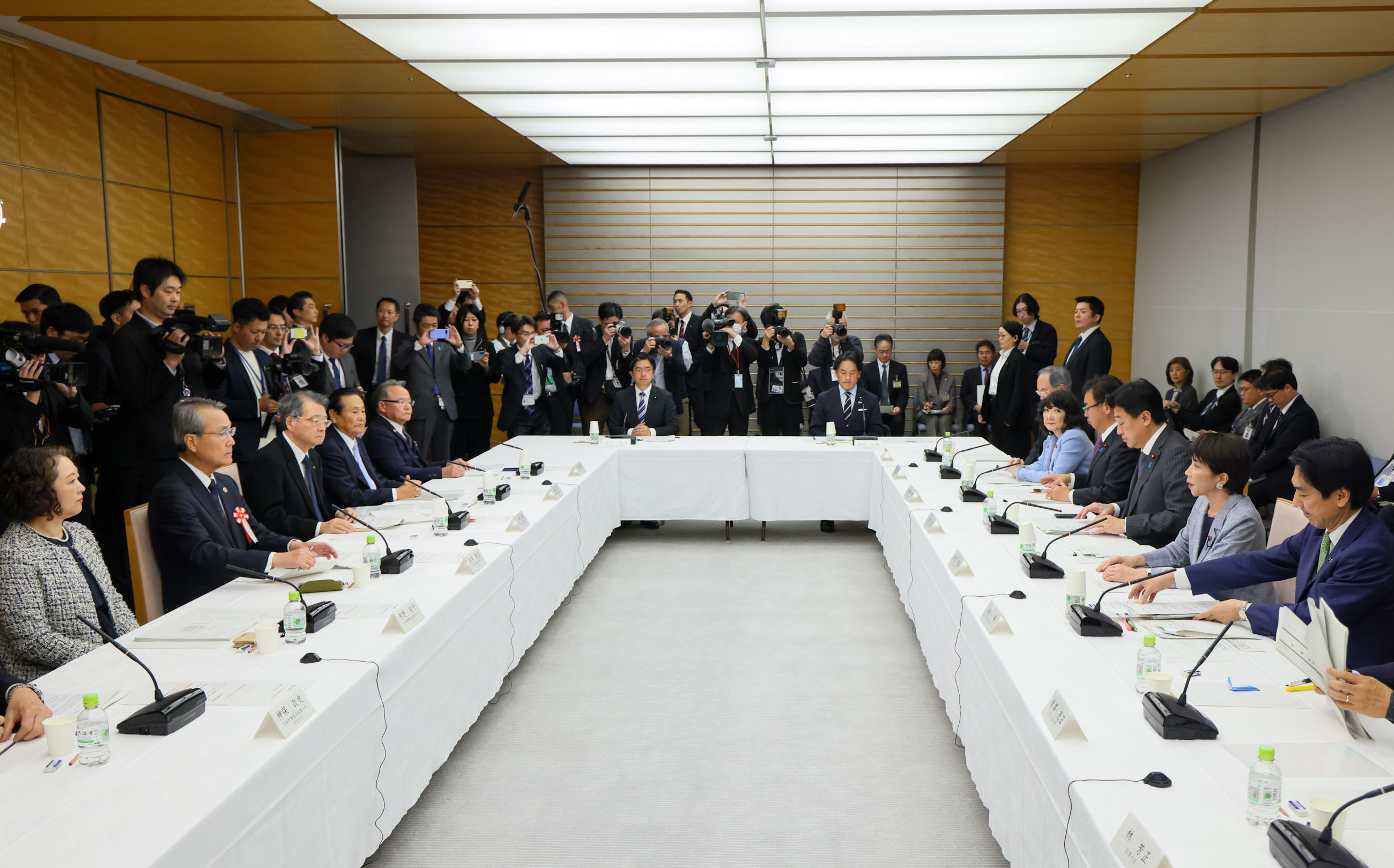 Prime Minister Takaichi wrapping up the exchange of views (2)