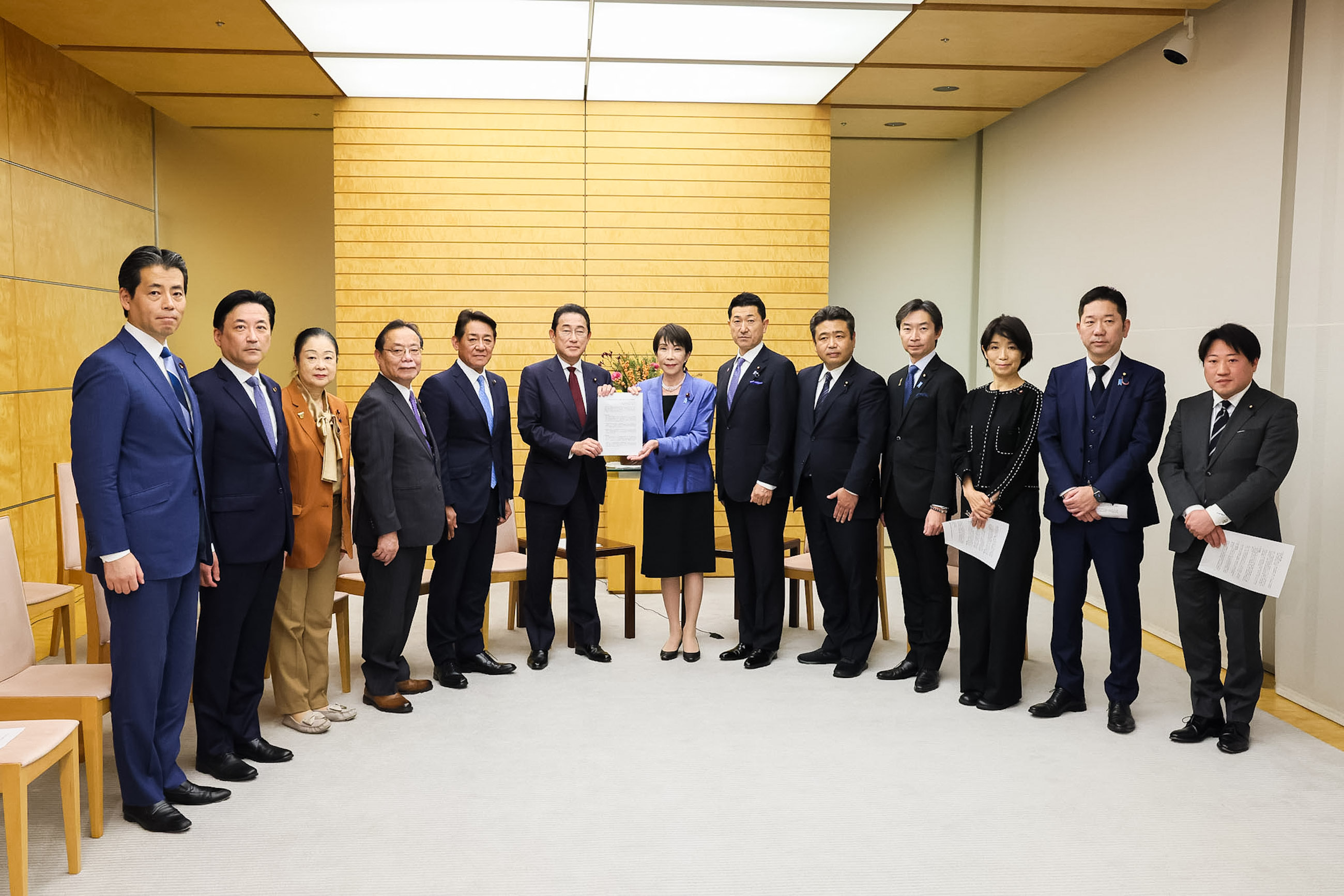 Prime Minister Takaichi receiving a proposal (1)