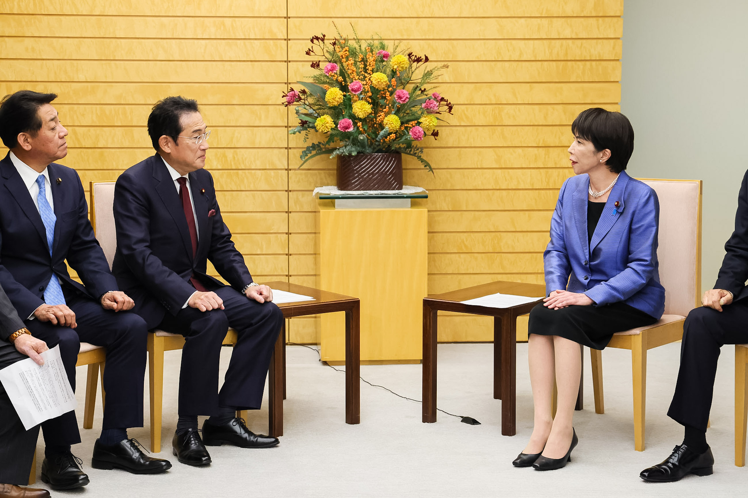 Prime Minister Takaichi receiving a proposal (4)