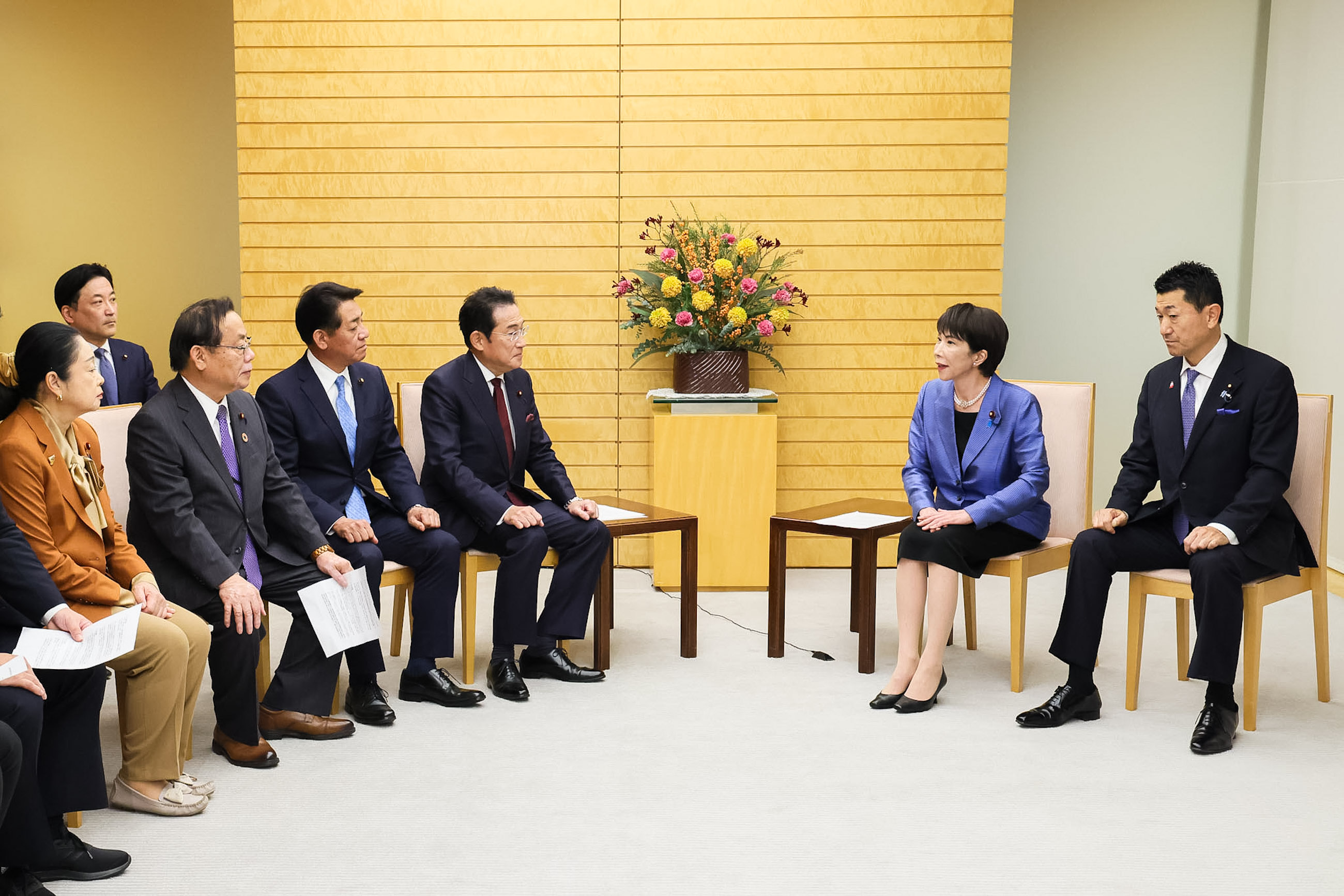 Prime Minister Takaichi receiving a proposal (5)