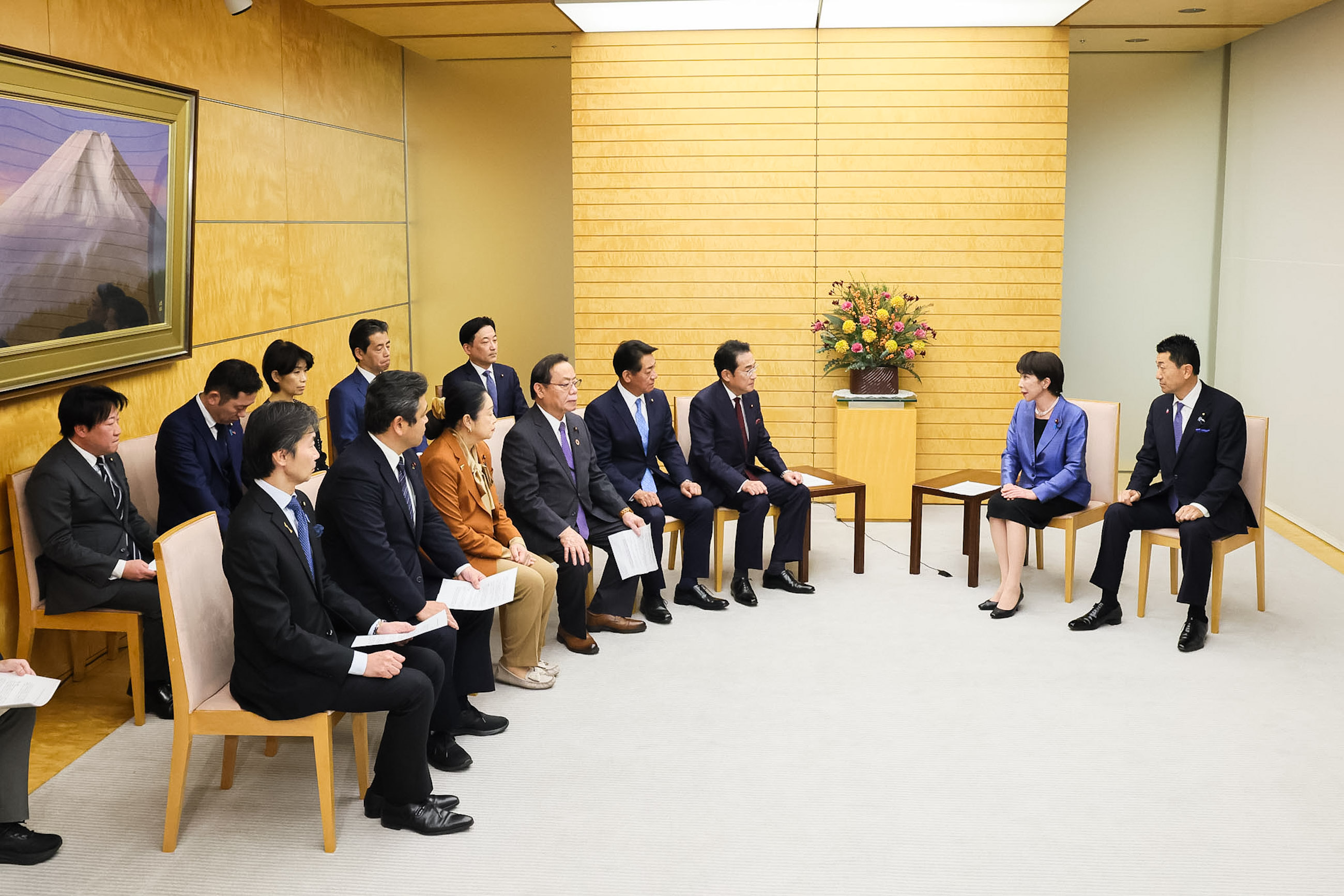 Prime Minister Takaichi receiving a proposal (6)