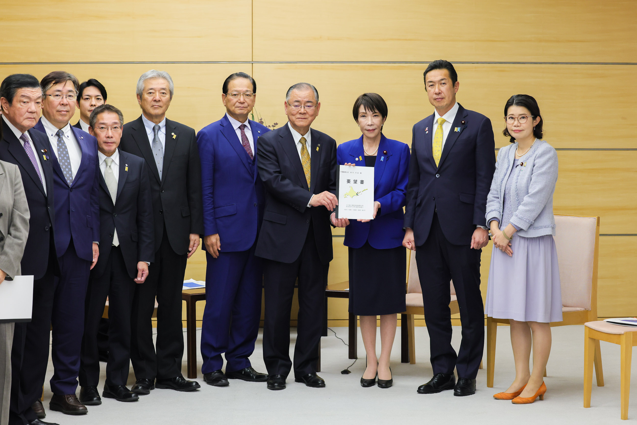 Prime Minister Takaichi receiving a request (7)