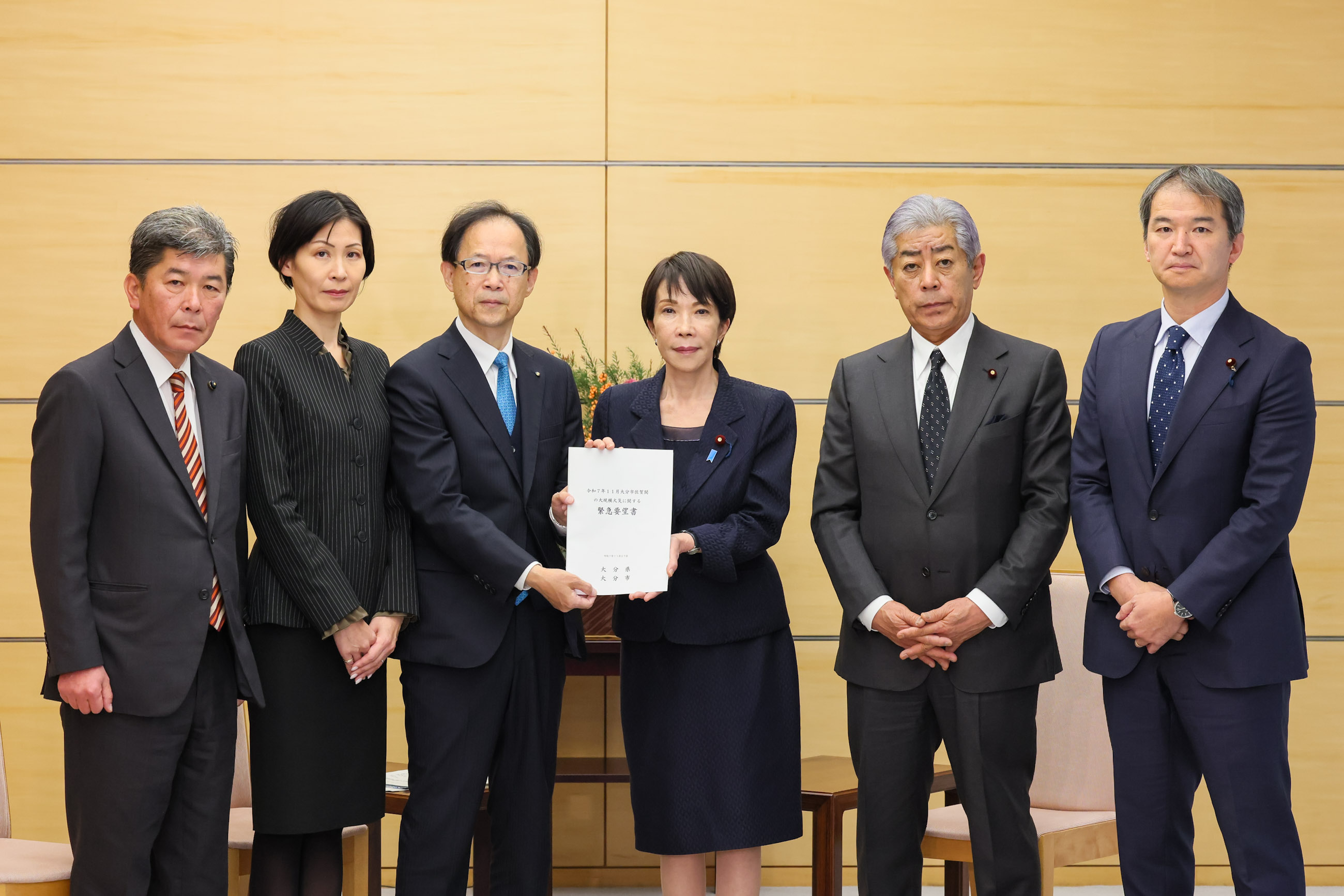 Prime Minister Takaichi receiving a request (3)
