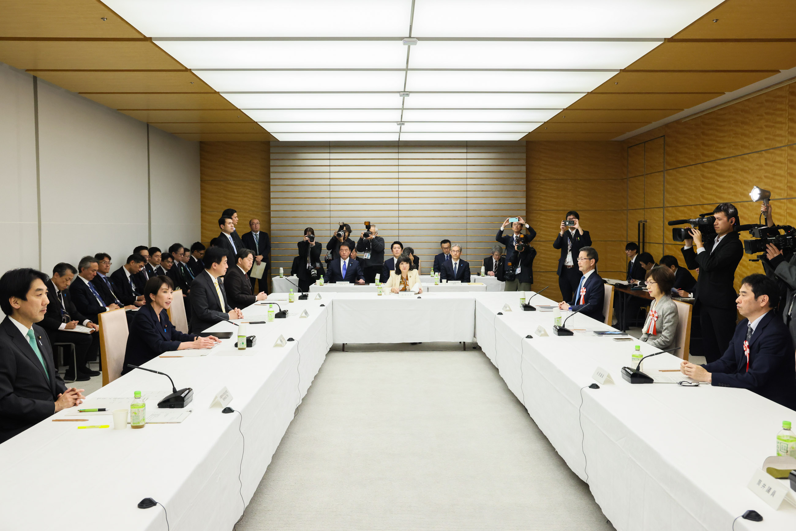 Prime Minister Takaichi wrapping up the meeting (4)