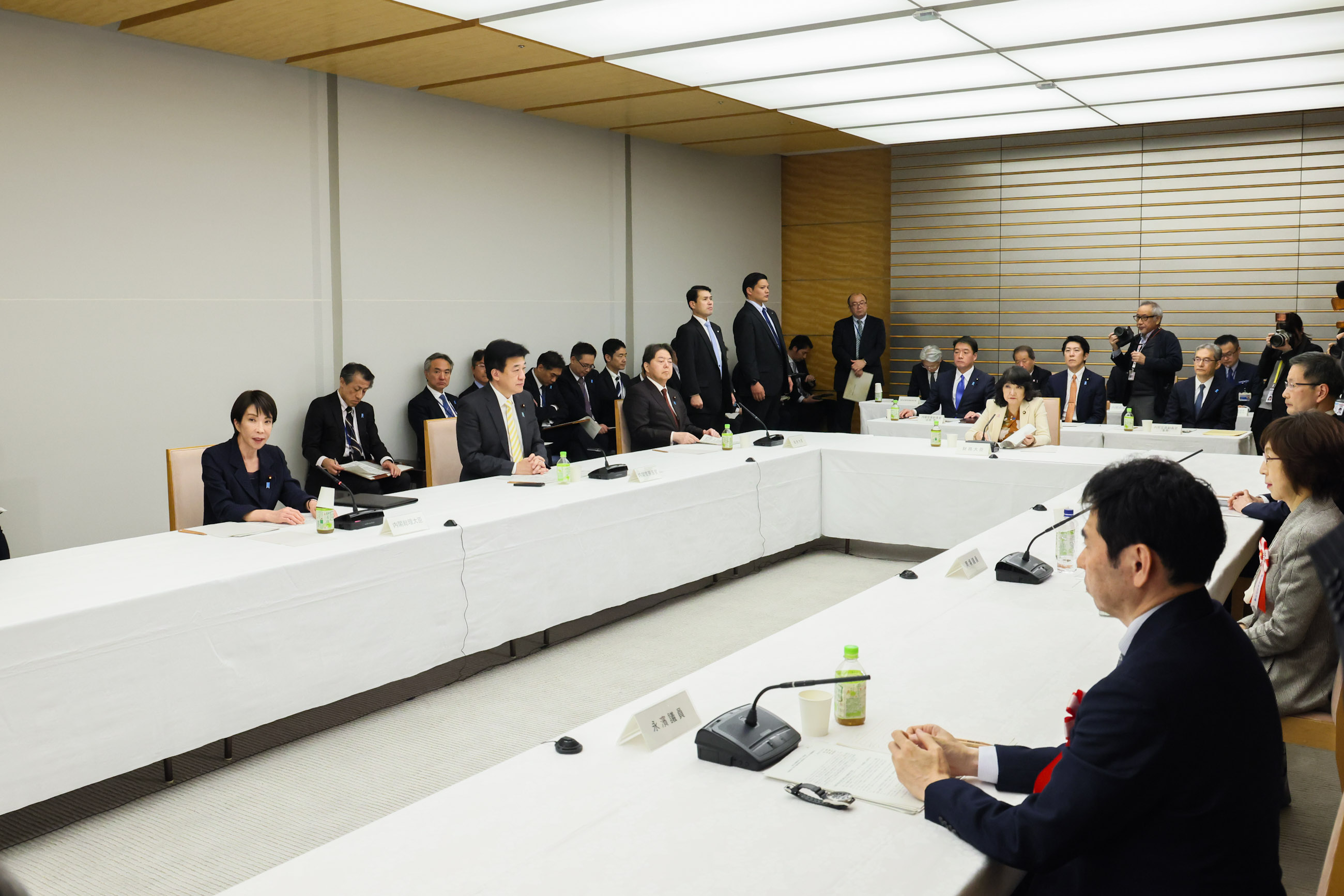 Prime Minister Takaichi wrapping up the meeting (5)