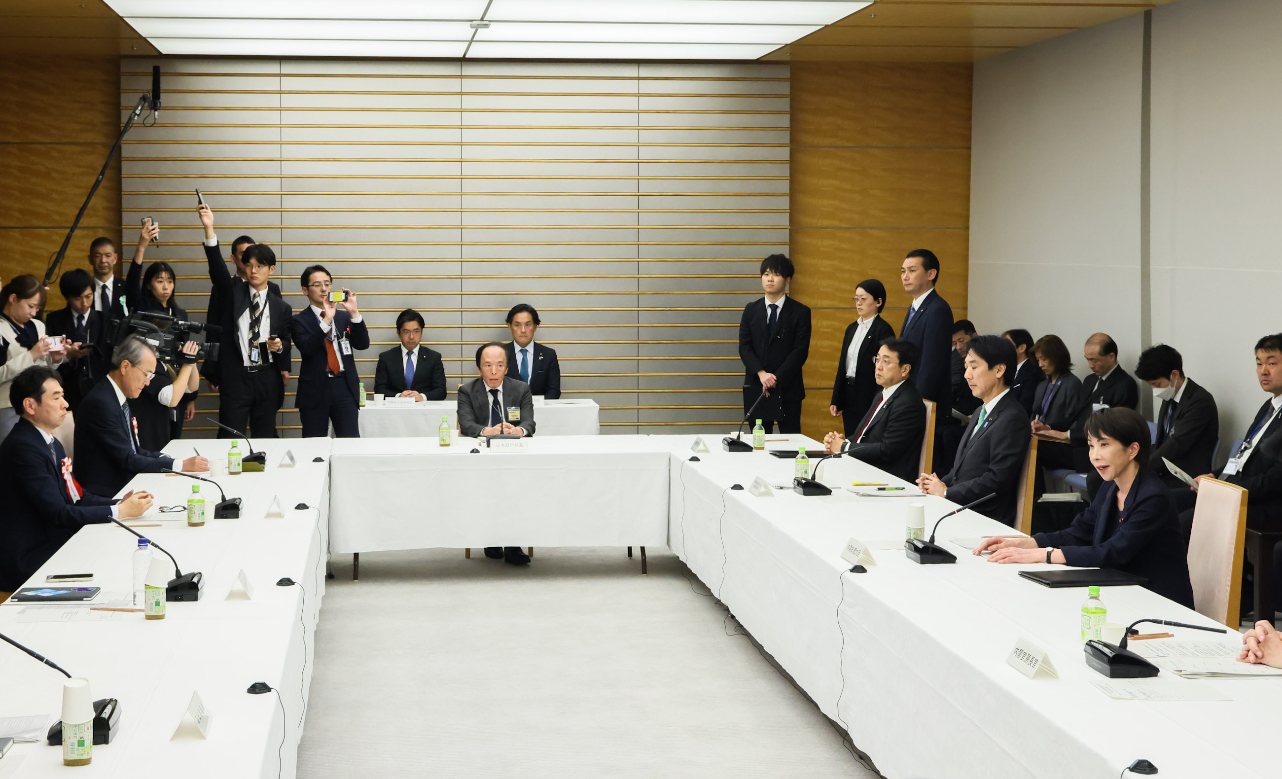 Prime Minister Takaichi wrapping up the meeting (6)