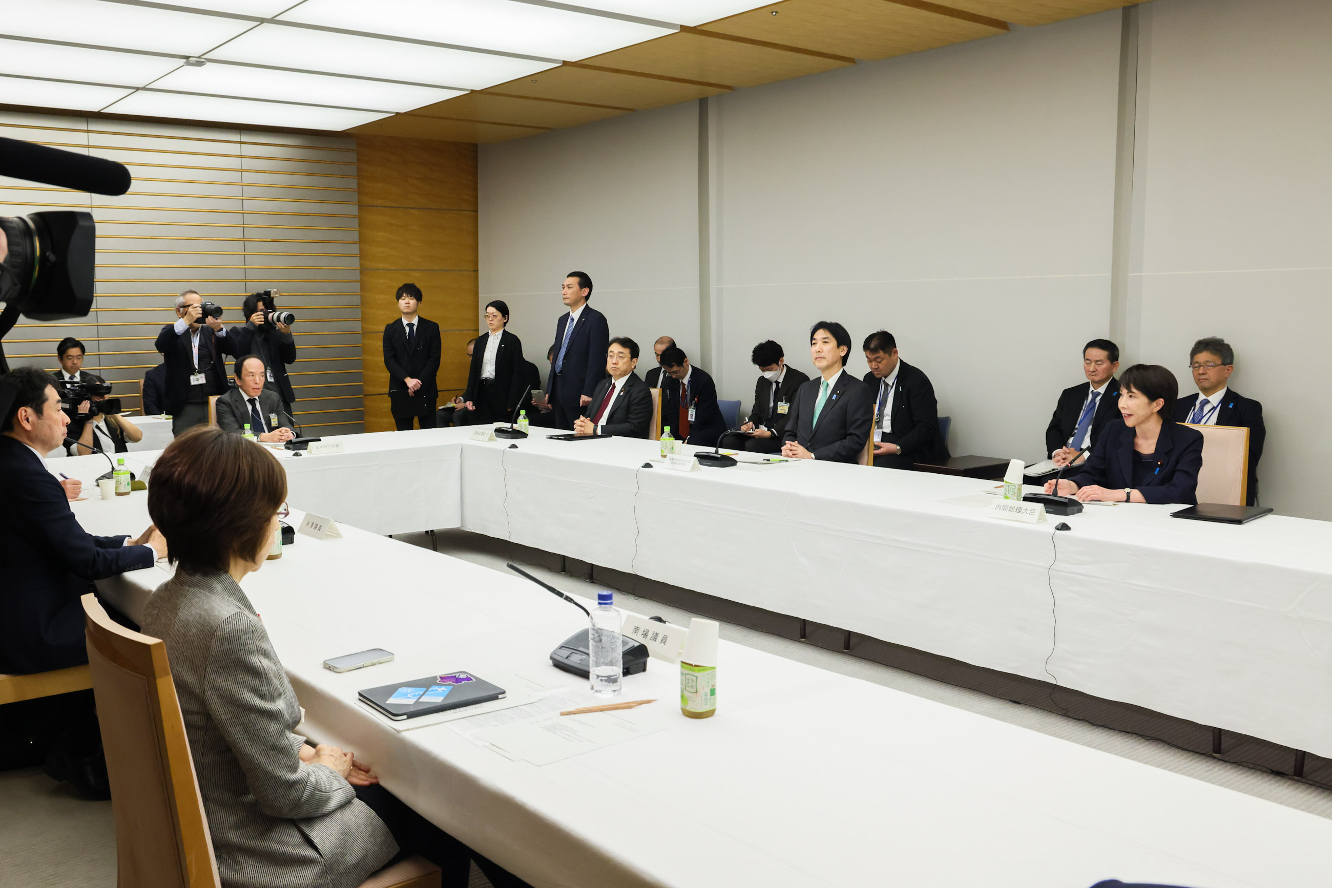 Prime Minister Takaichi wrapping up the meeting (7)