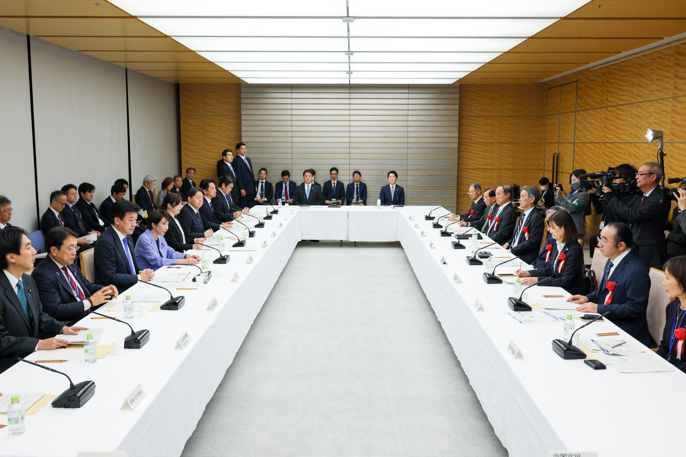 Prime Minister Takaichi wrapping up the meeting (4)