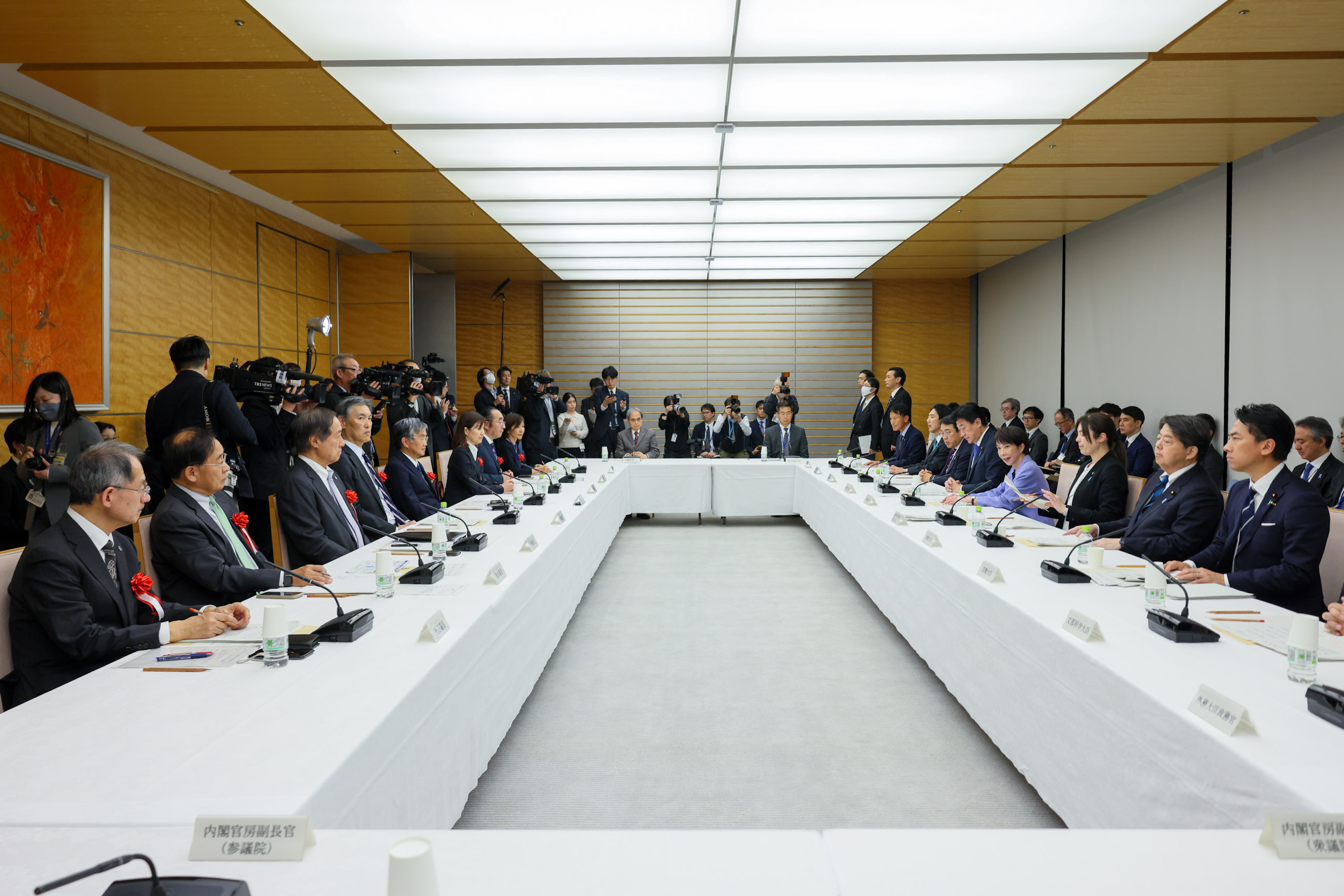 Prime Minister Takaichi wrapping up the meeting (5)