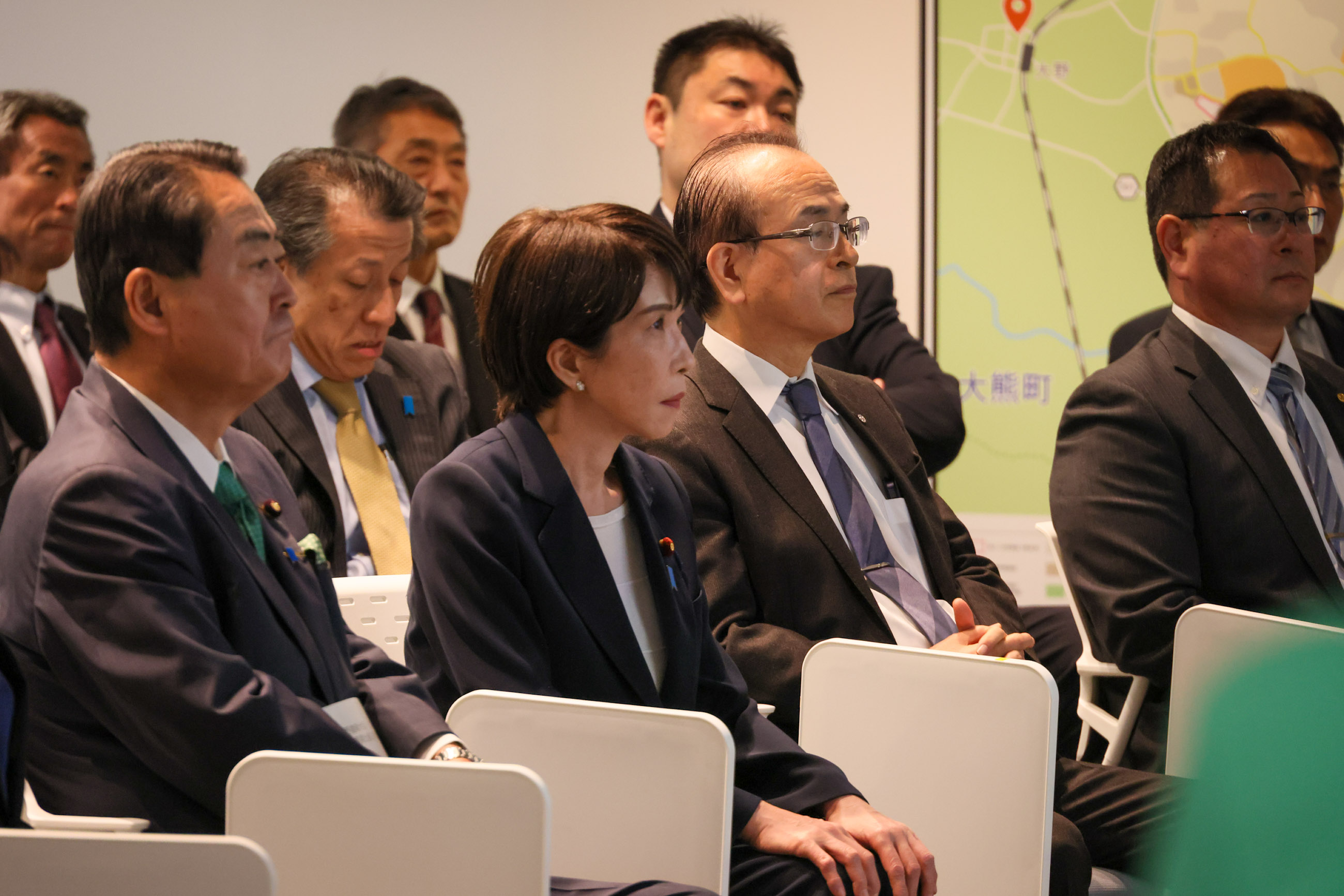 Prime Minister Takaichi observing the Interim Storage Information Center (2)