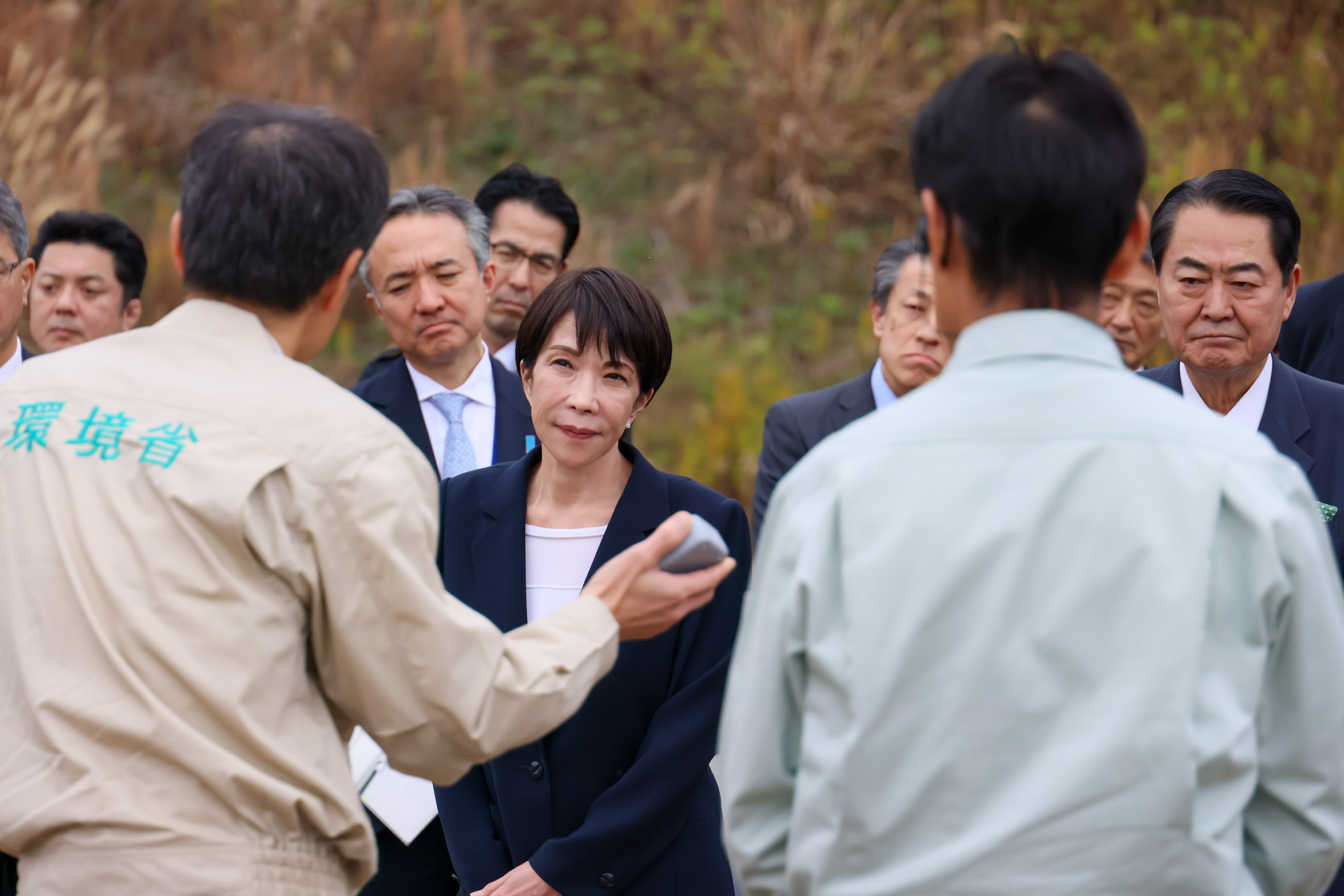 Prime Minister Takaichi observing the soil storage facility (3)