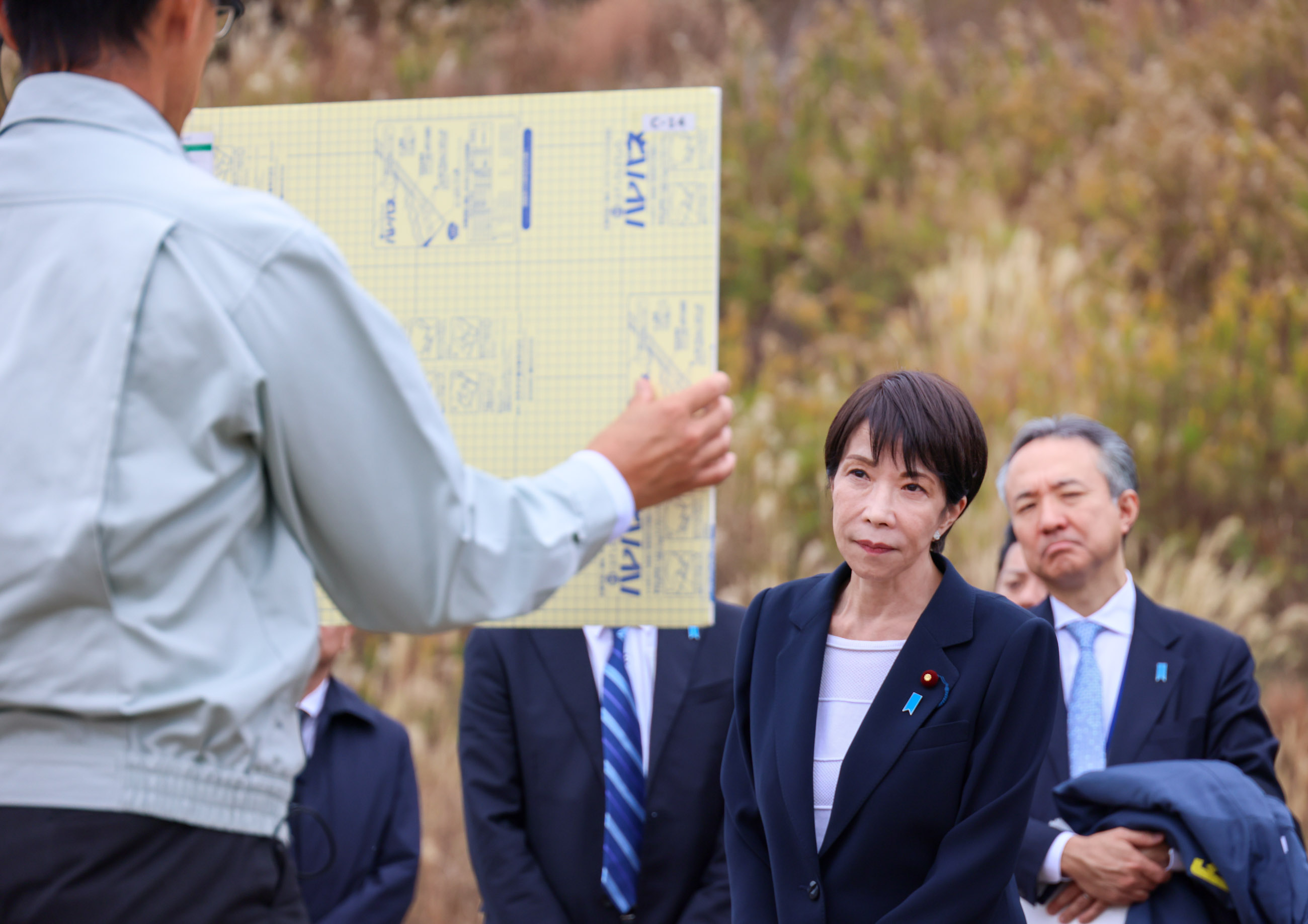 Prime Minister Takaichi observing the soil storage facility (4)
