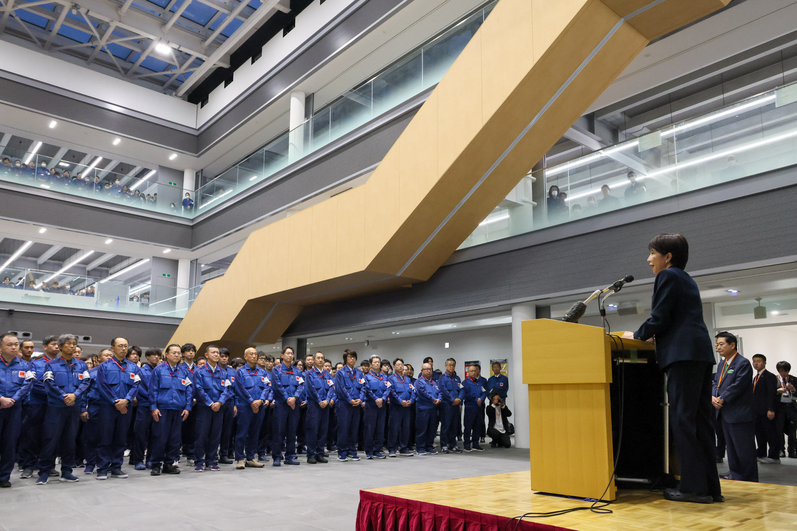 Prime Minister Takaichi offering words of encouragement to the staff (1)