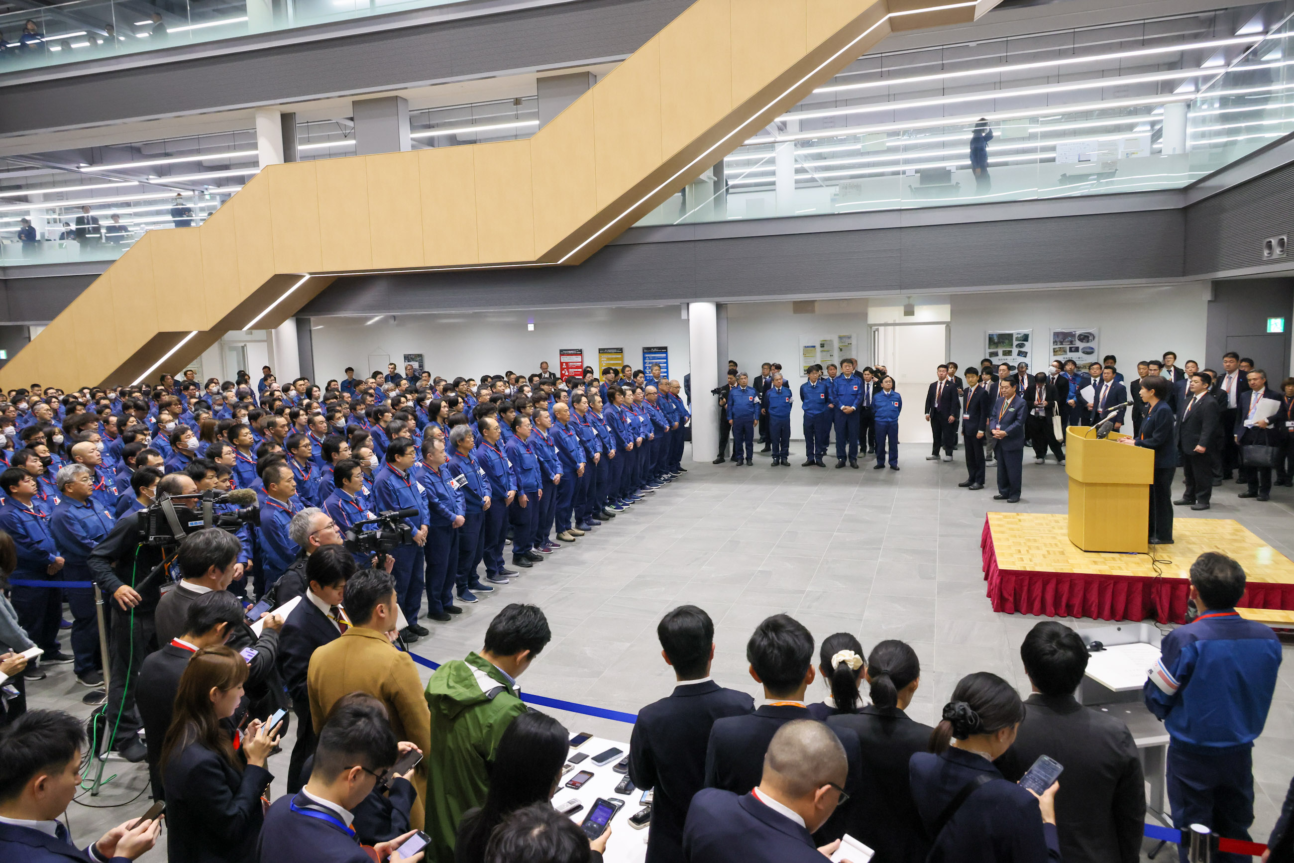 Prime Minister Takaichi offering words of encouragement to the staff (3)