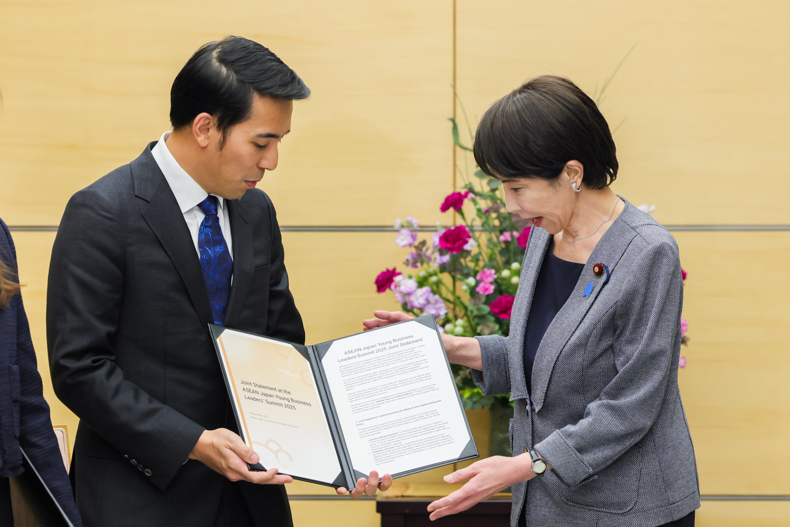 Prime Minister Takaichi receiving a proposal (2)