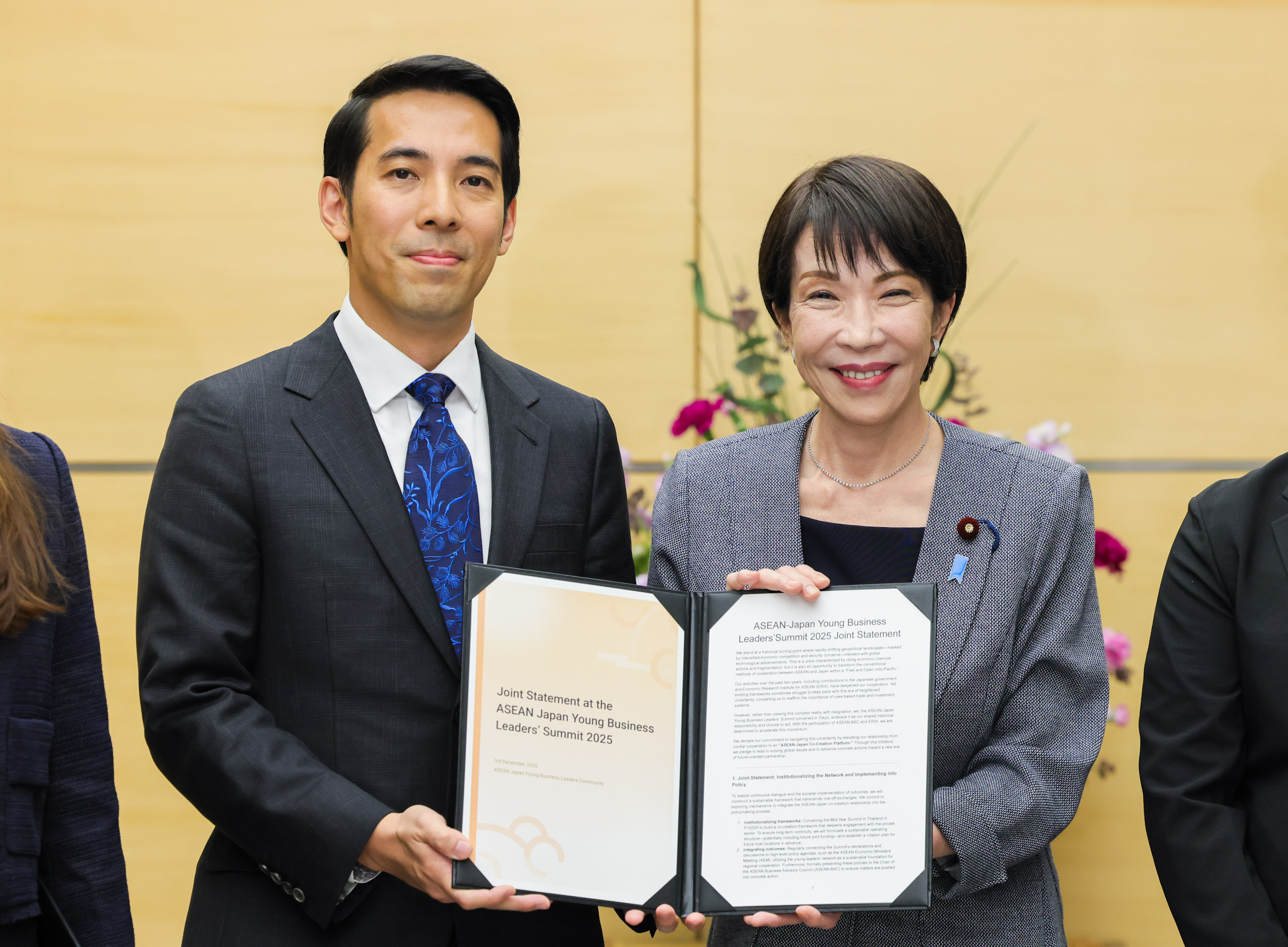 Prime Minister Takaichi receiving a proposal (3)