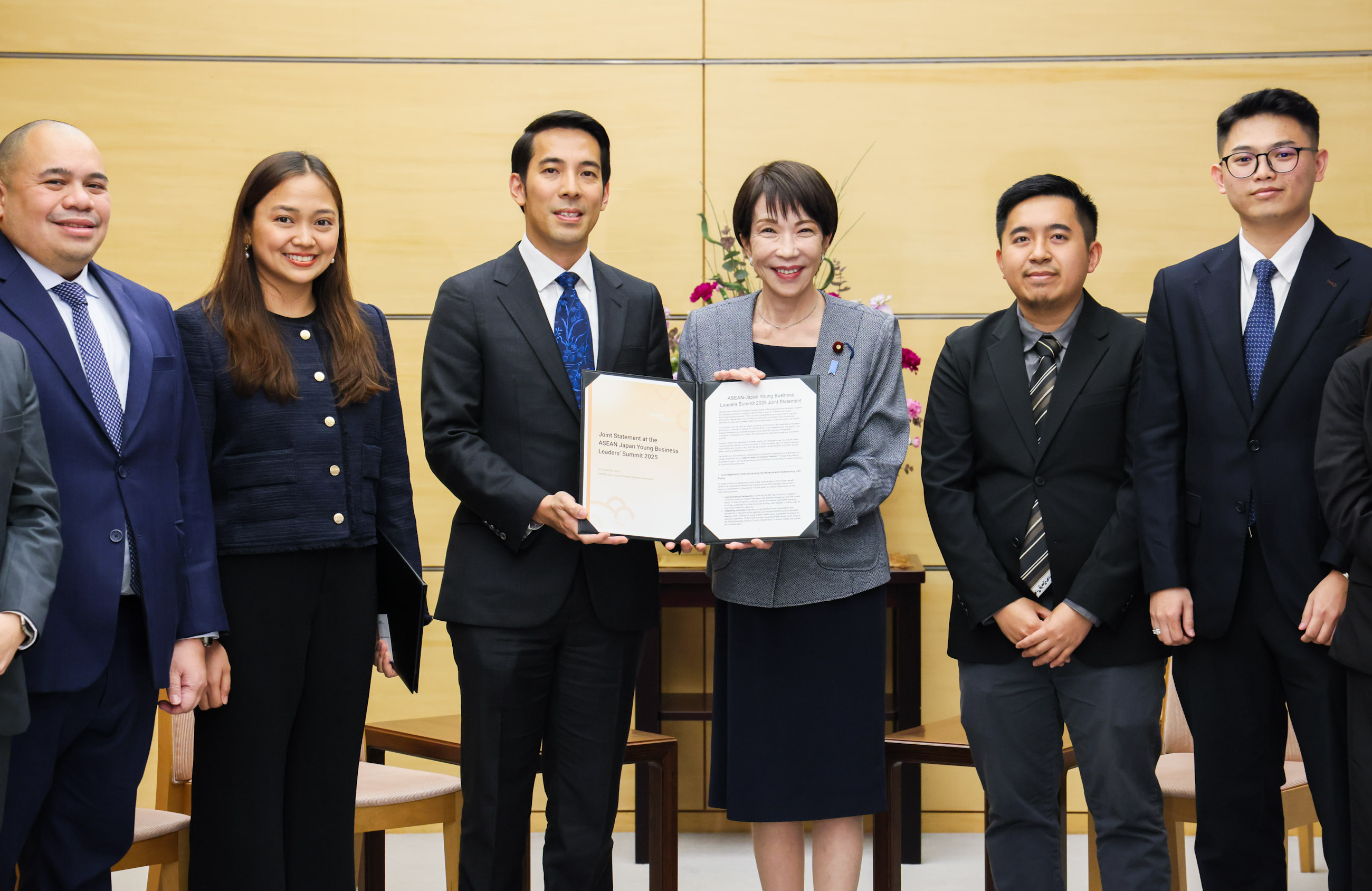 Prime Minister Takaichi receiving a proposal (4)