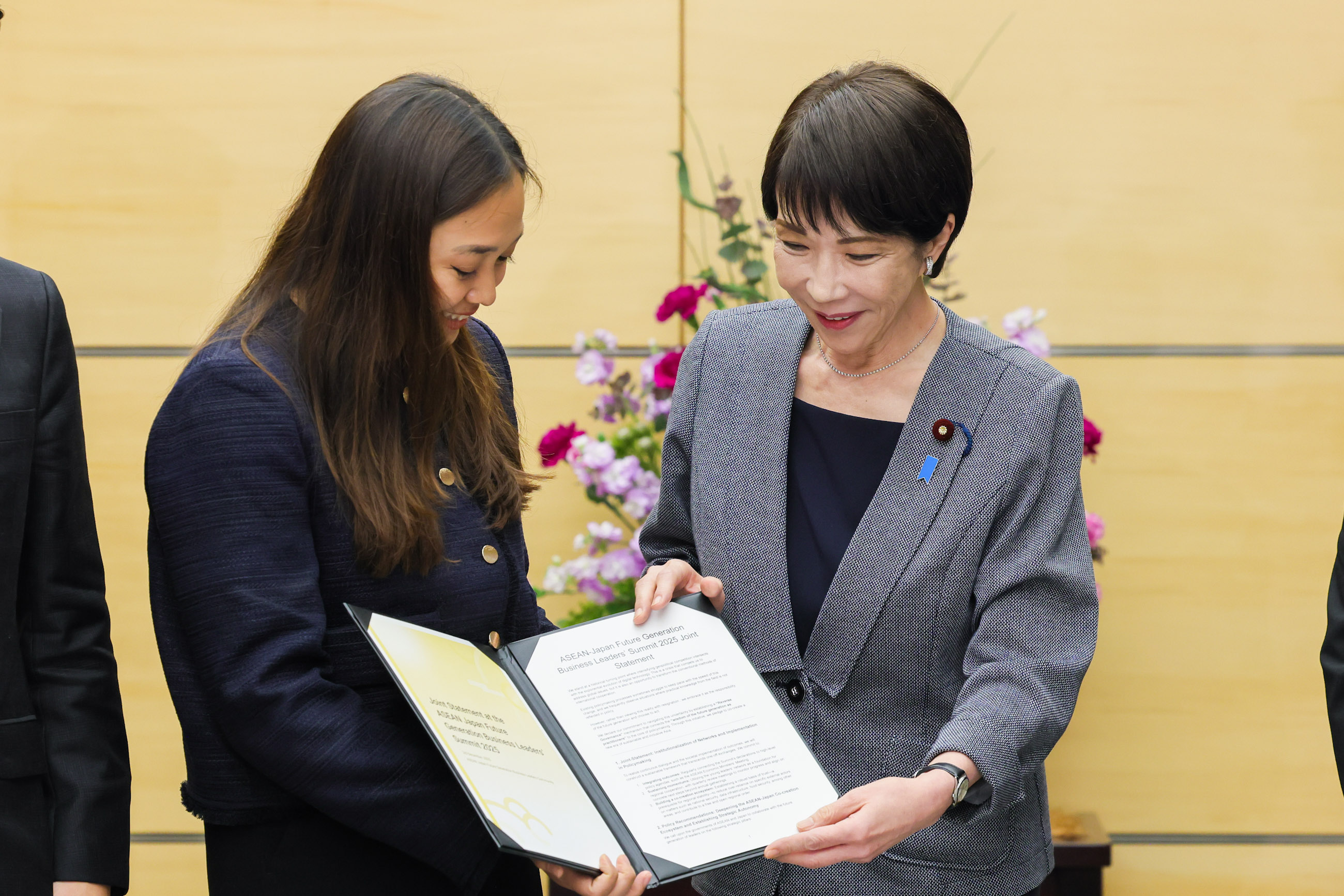 Prime Minister Takaichi receiving a proposal (6)