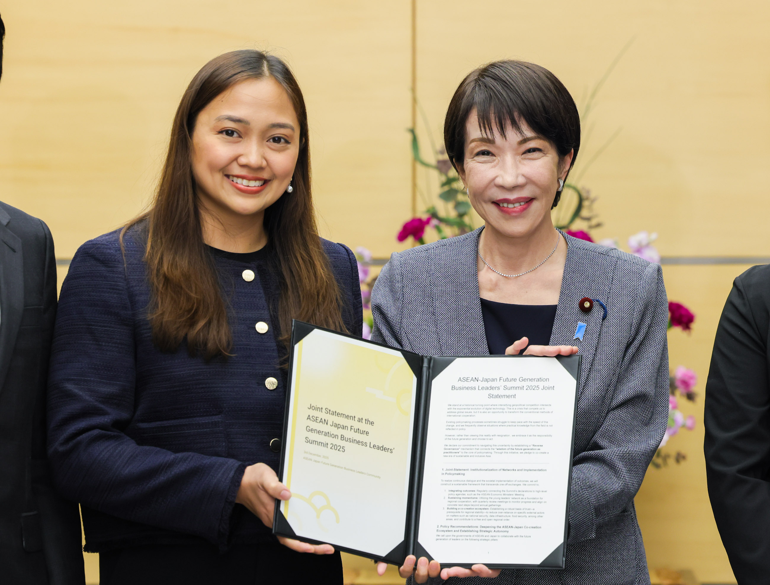 Prime Minister Takaichi receiving a proposal (7)