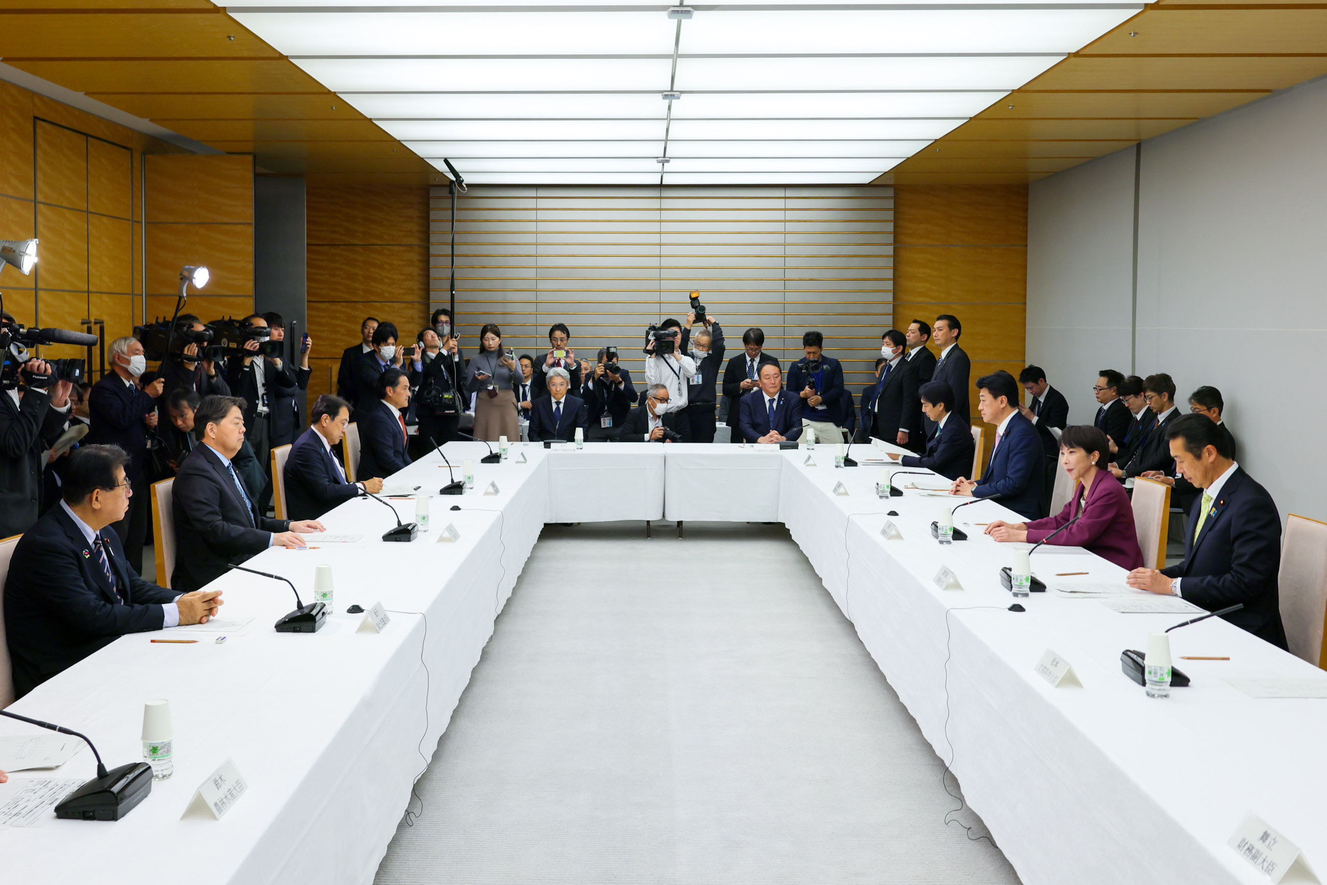 Prime Minister Takaichi wrapping up the meeting (2)