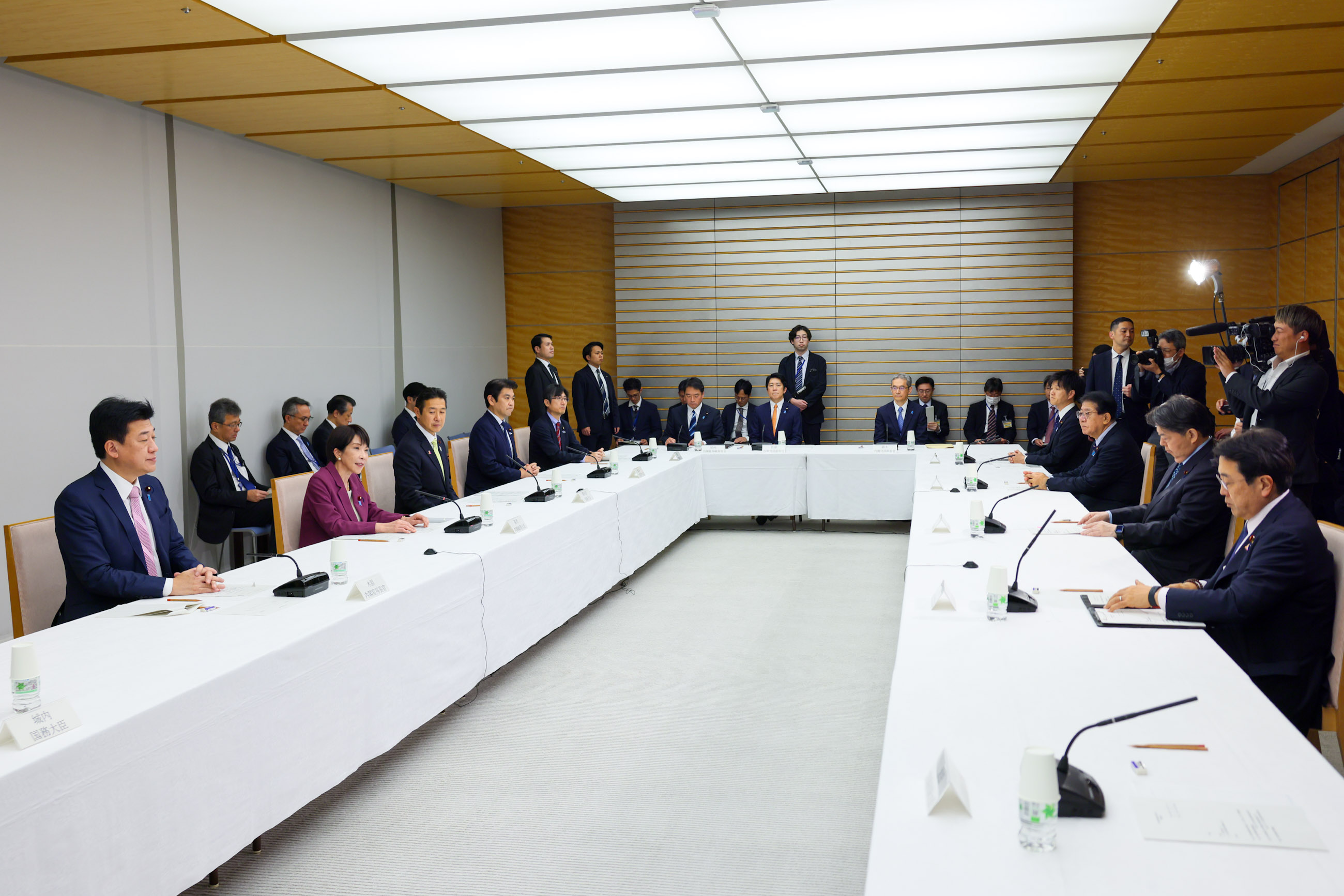 Prime Minister Takaichi wrapping up the meeting (8)