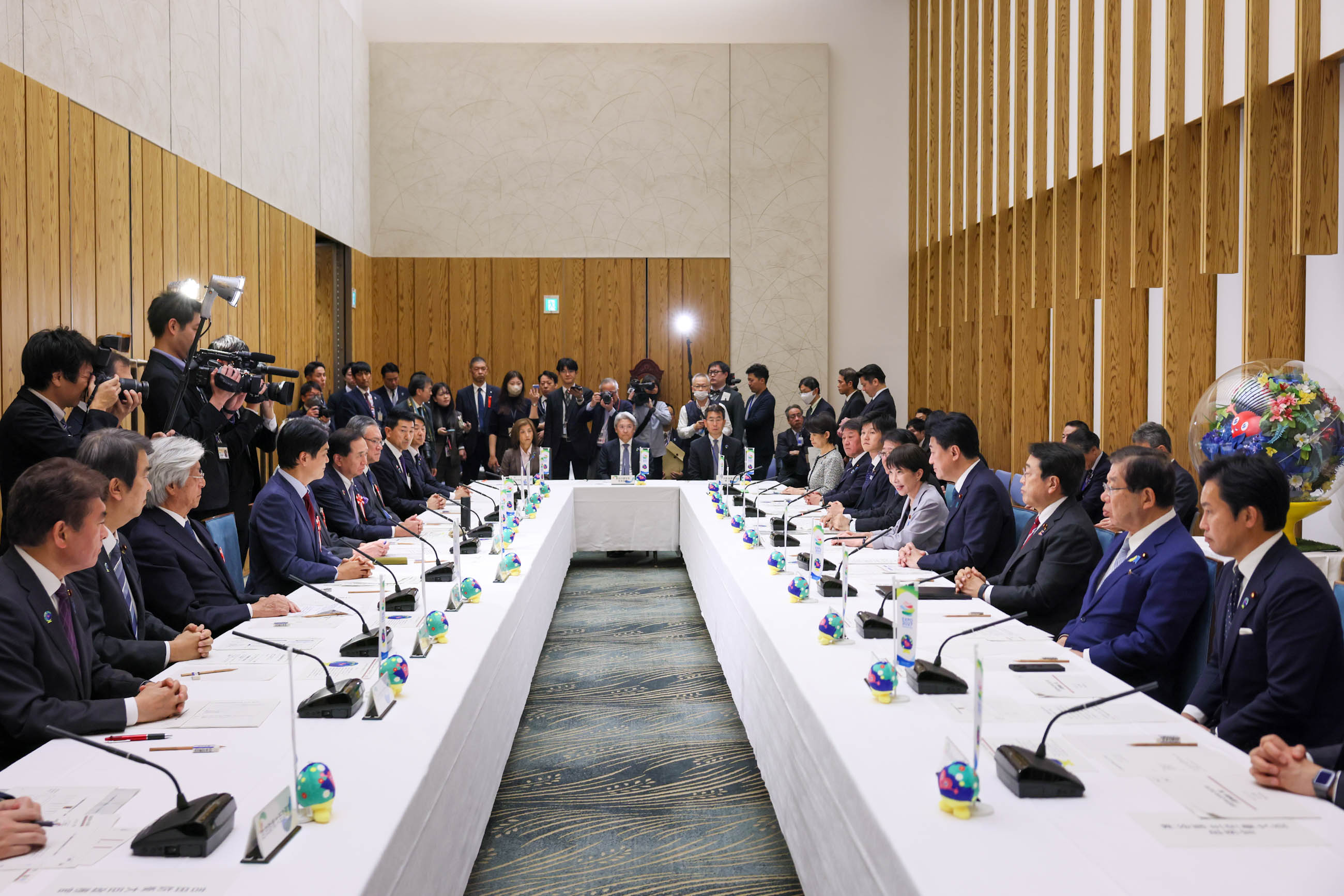 Prime Minister Takaichi wrapping up the meeting (5)