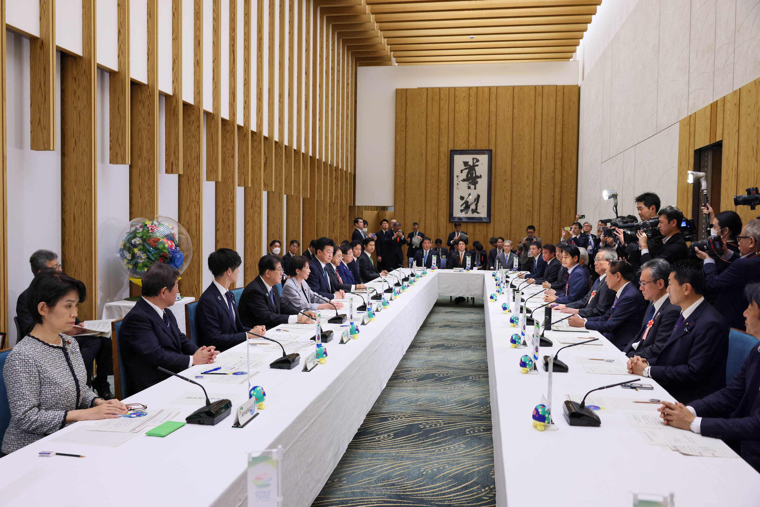 Prime Minister Takaichi wrapping up the meeting (7)
