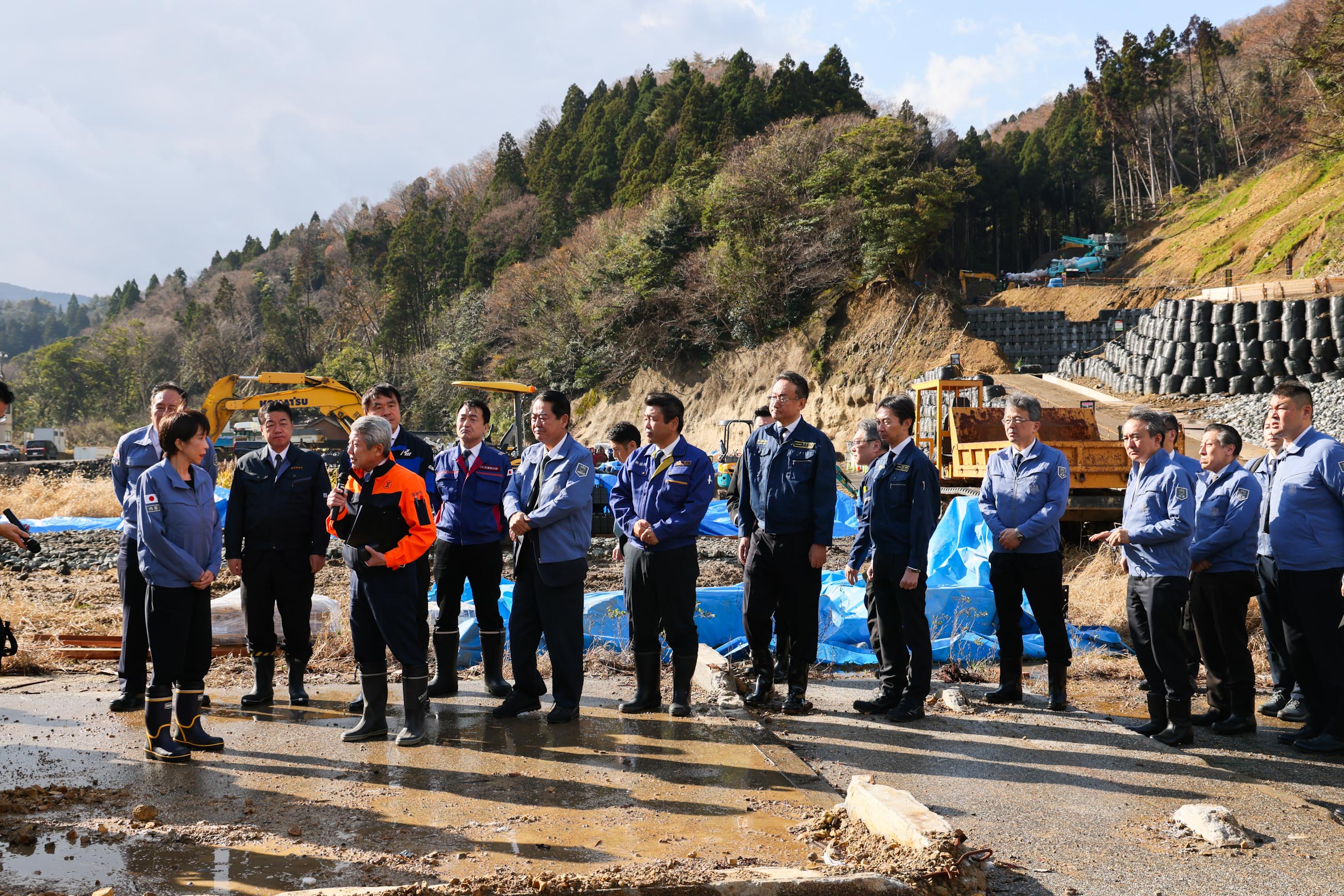Prime Minister Takiachi visiting the landslide site (1)