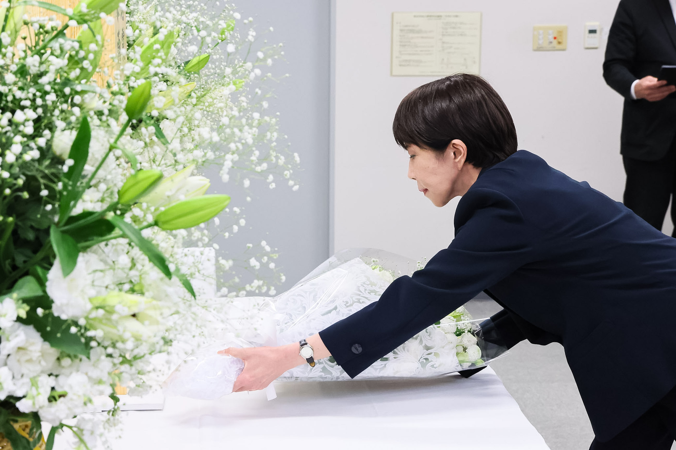 Prime Minister Takaichi offering flowers (2)
