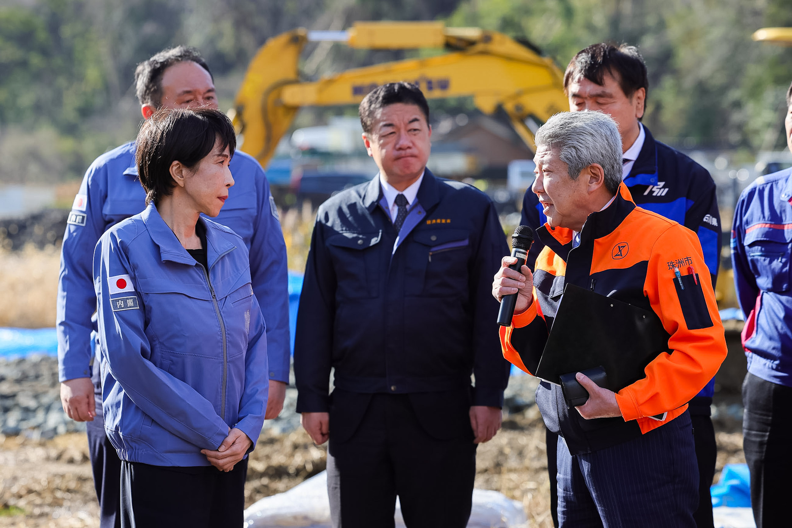 Prime Minister Takiachi visiting the landslide site (2)