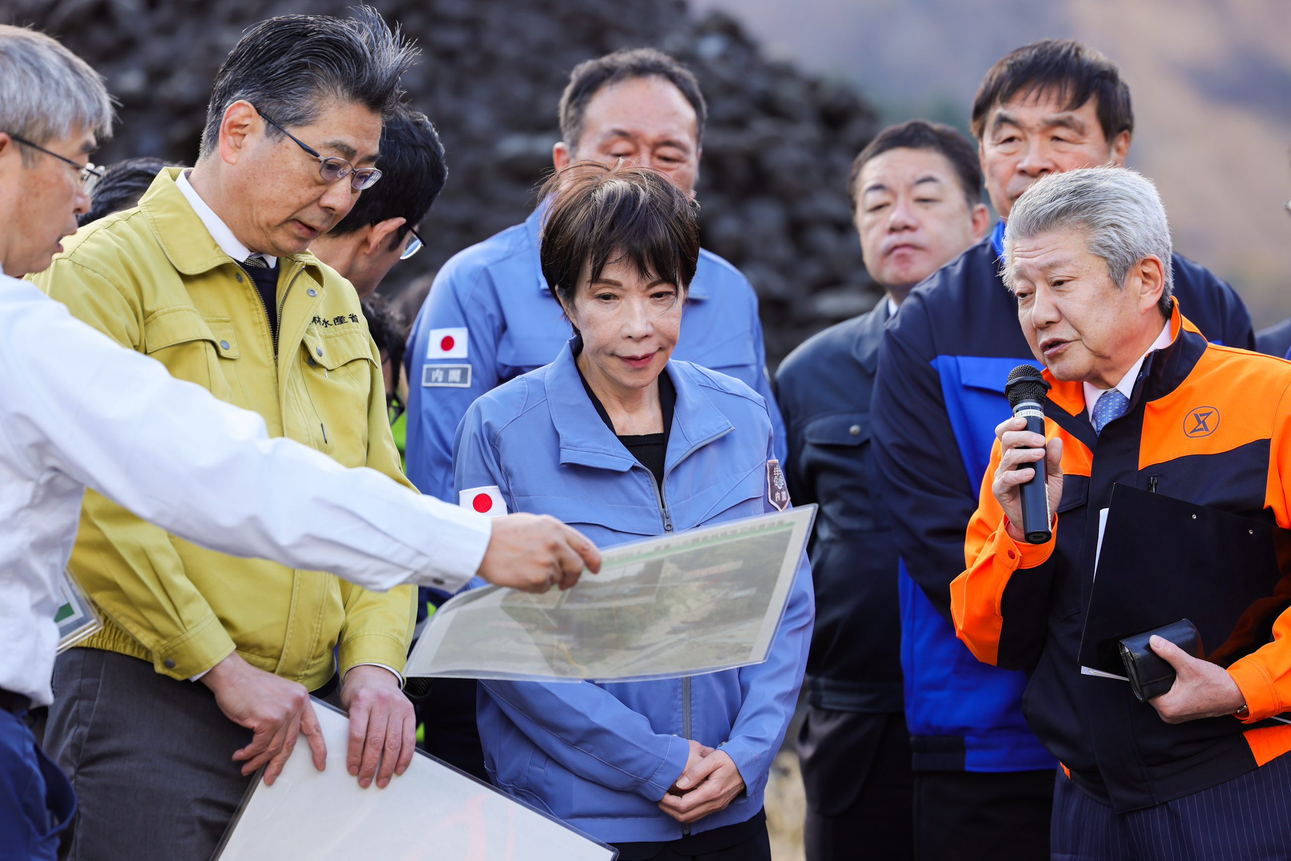 Prime Minister Takiachi visiting the landslide site (3)
