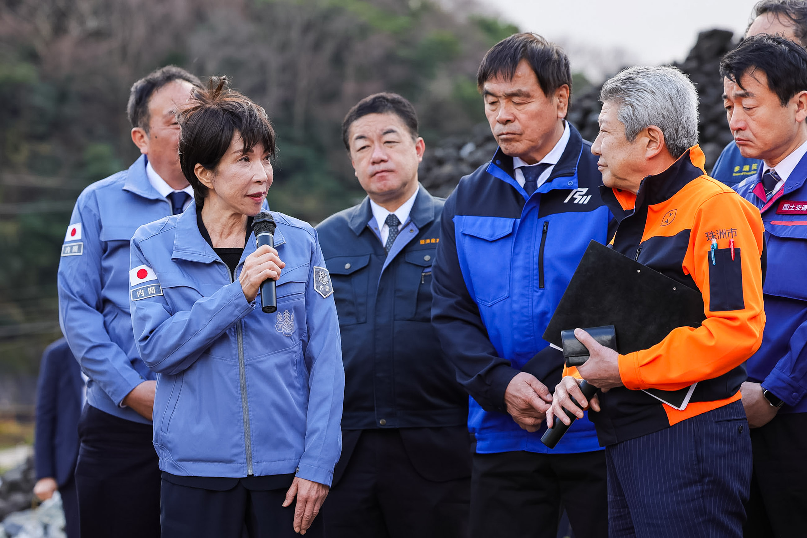 Prime Minister Takiachi visiting the landslide site (4)