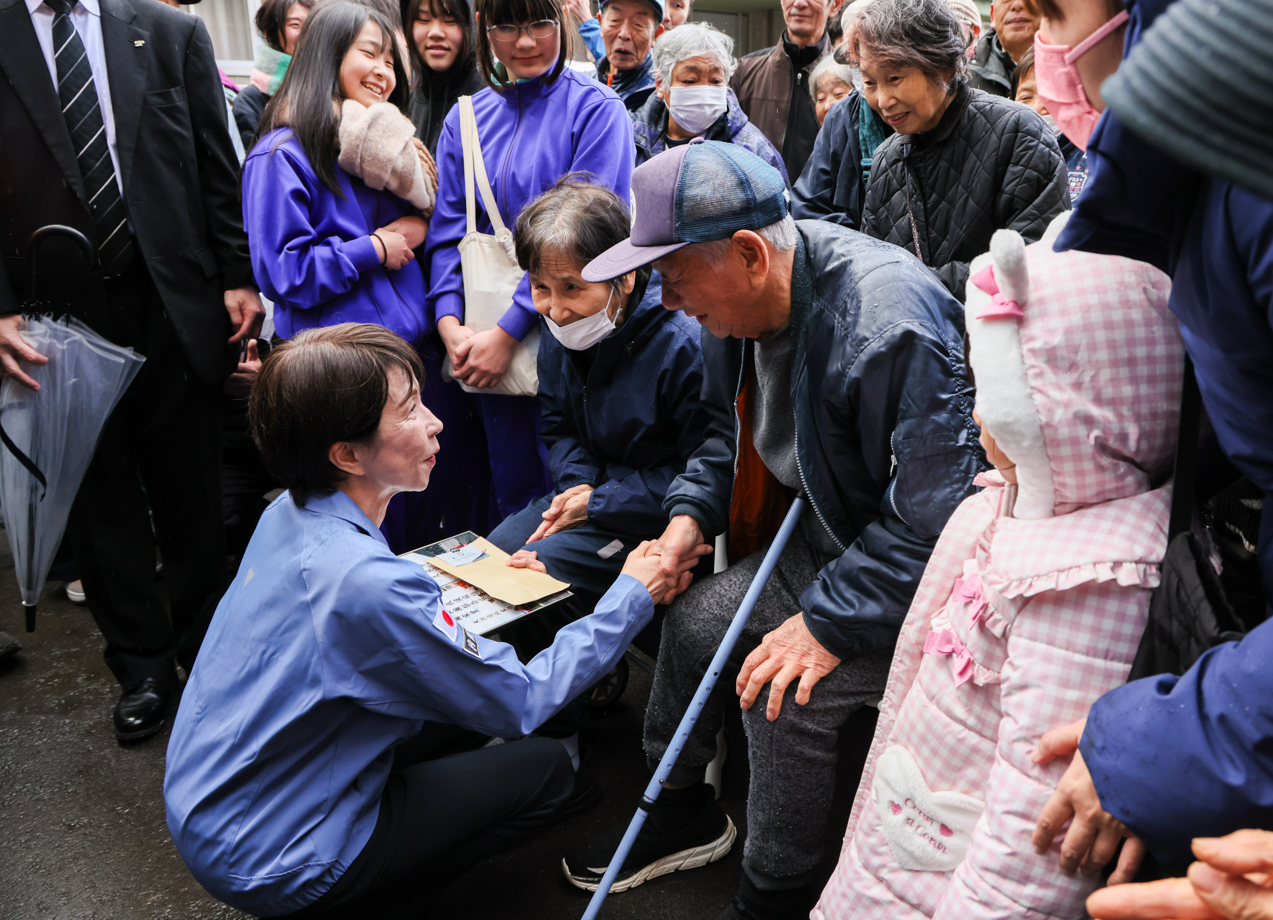 Prime Minister Takaichi visiting the temporary housing (2)