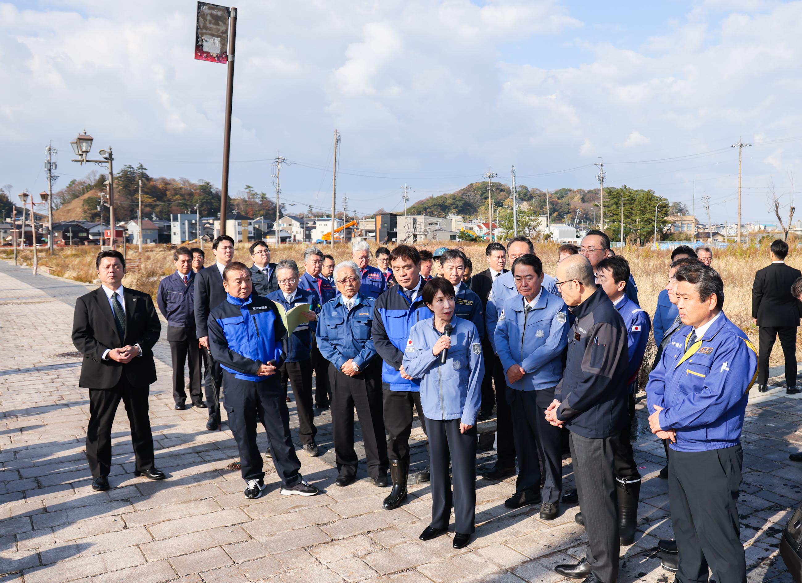 Prime Minister Takaichi visiting the earthquake-related fire site on Asaichi Street (2)