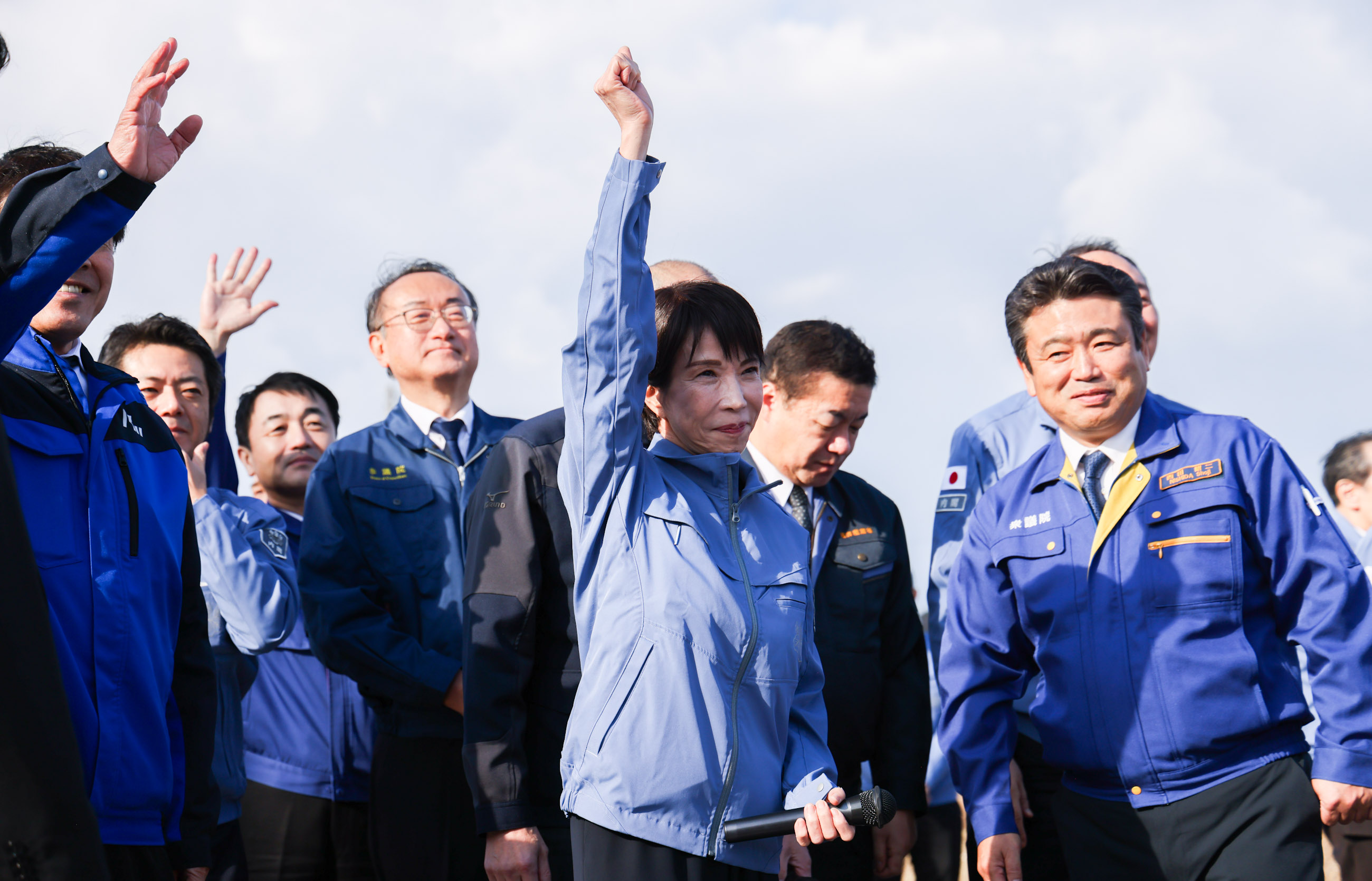 Prime Minister Takaichi visiting the earthquake-related fire site on Asaichi Street (4)