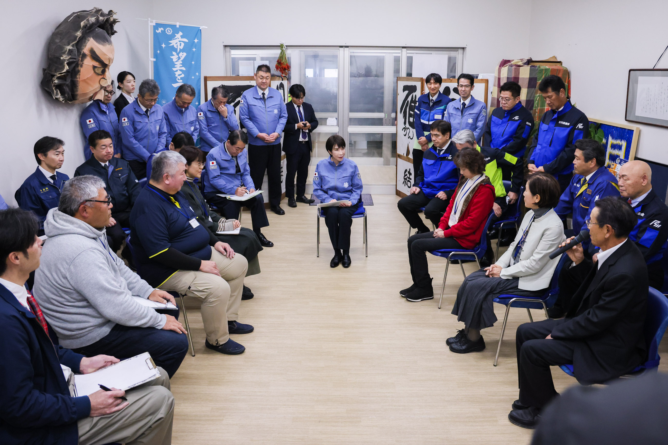 Prime Minister Takaichi visiting the Anamizu Smile Marche (3)