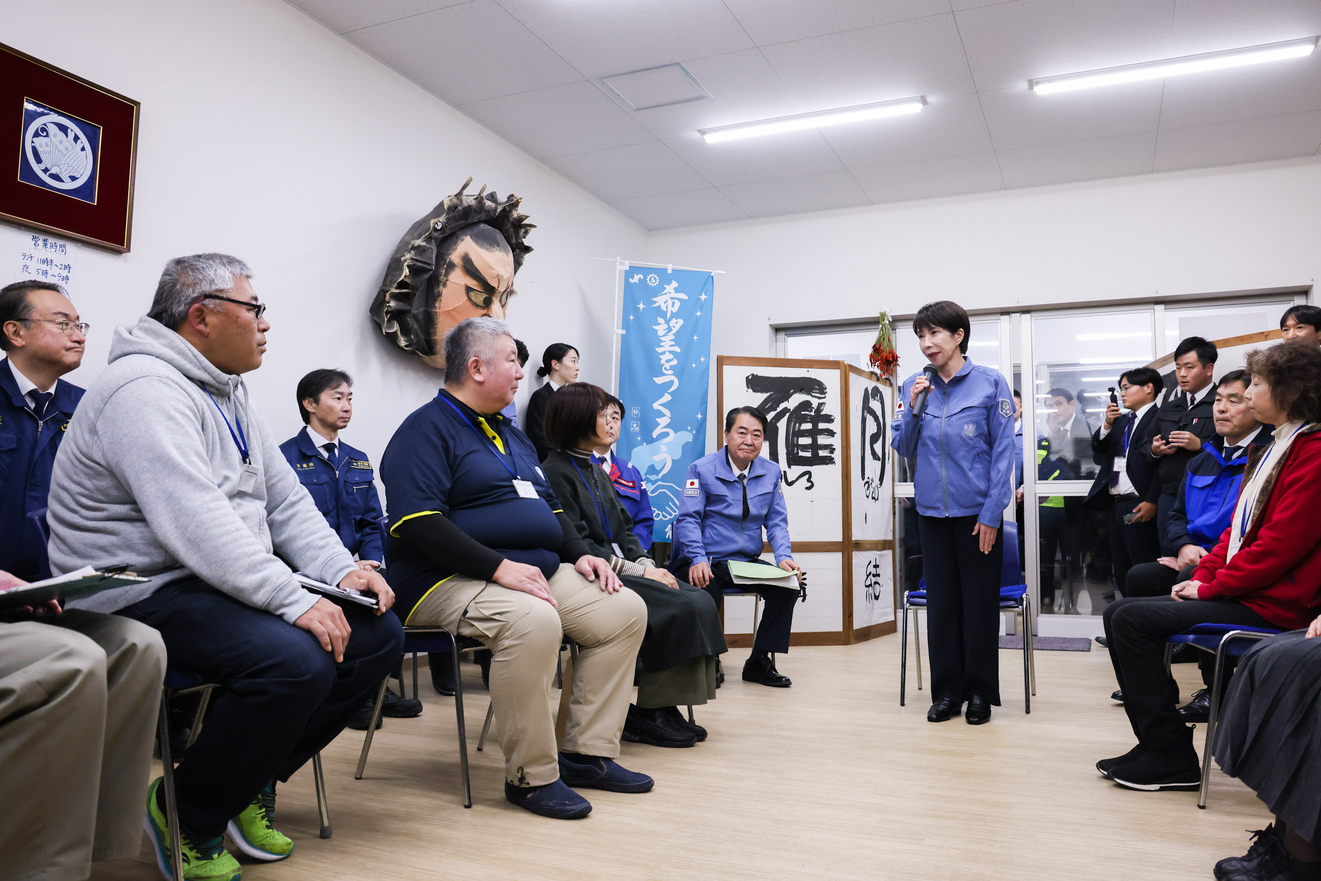 Prime Minister Takaichi visiting the Anamizu Smile Marche (4)