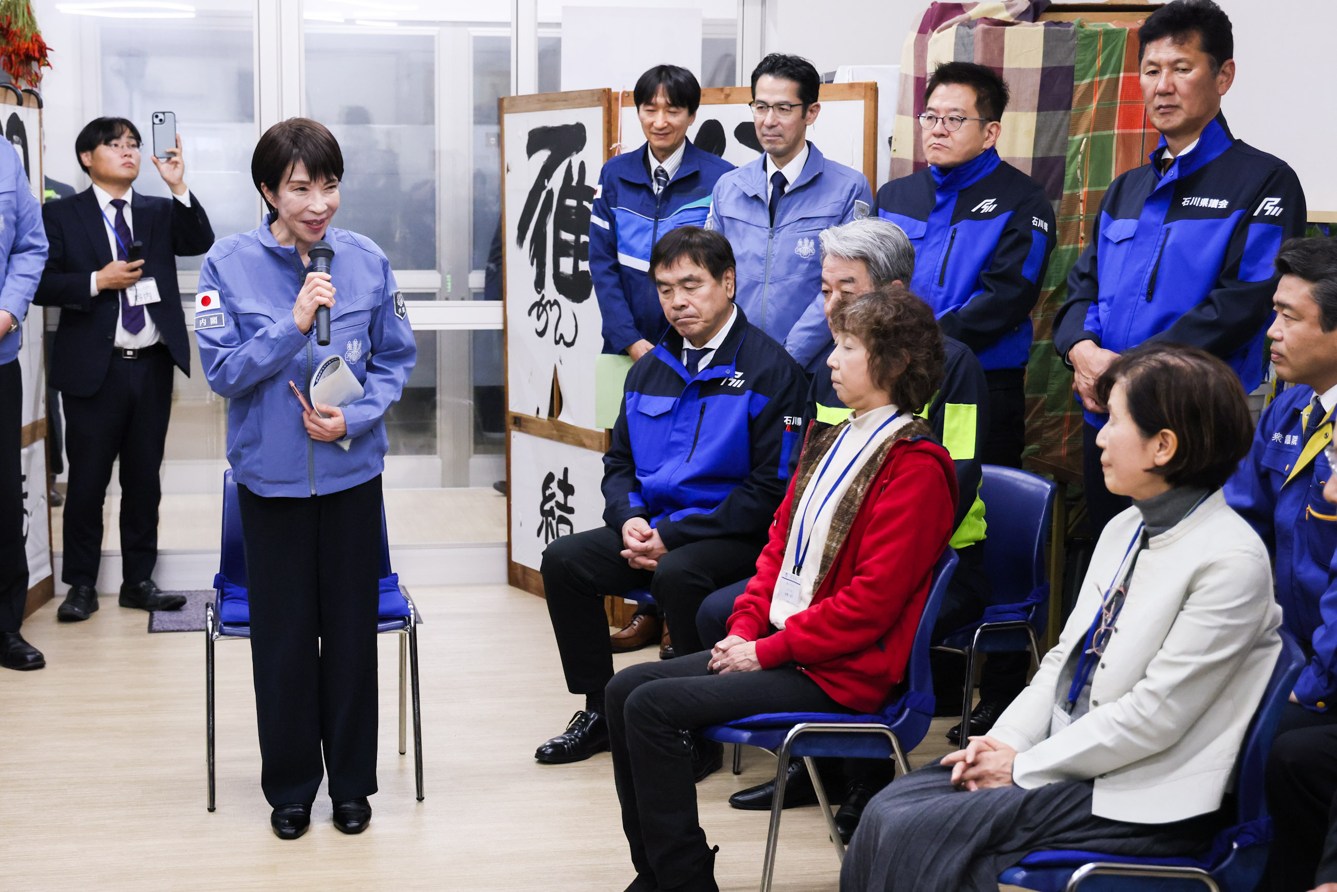 Prime Minister Takaichi visiting the Anamizu Smile Marche (5)