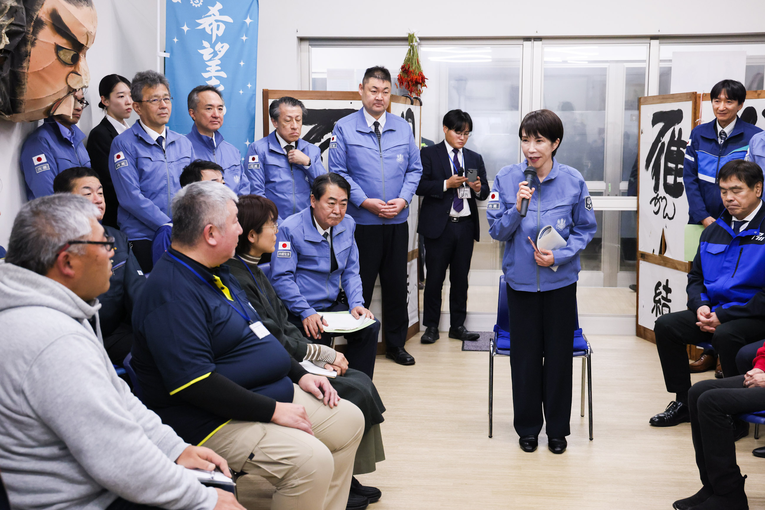 Prime Minister Takaichi visiting the Anamizu Smile Marche (6)